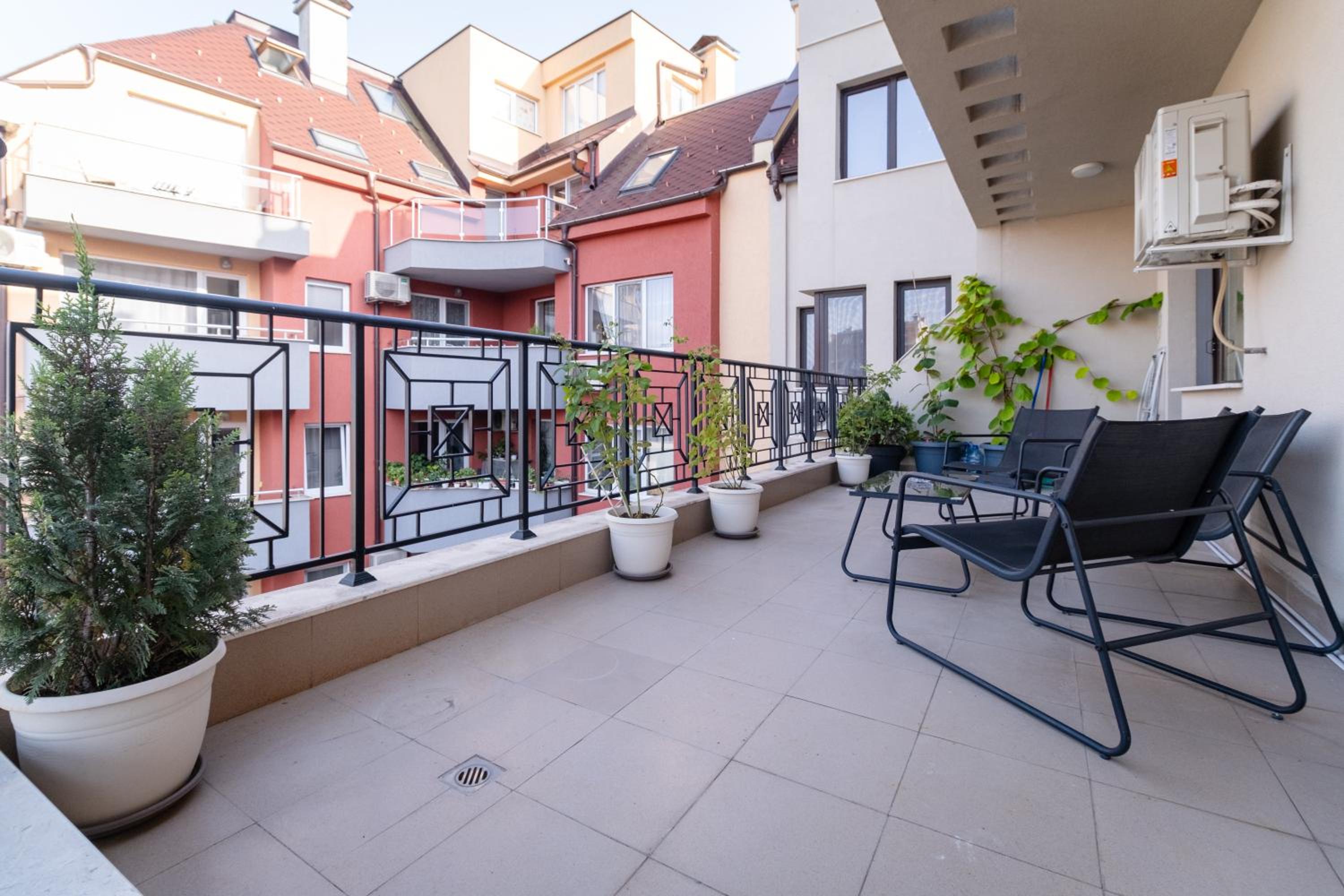 1-Bedroom apartment with Free Private parking