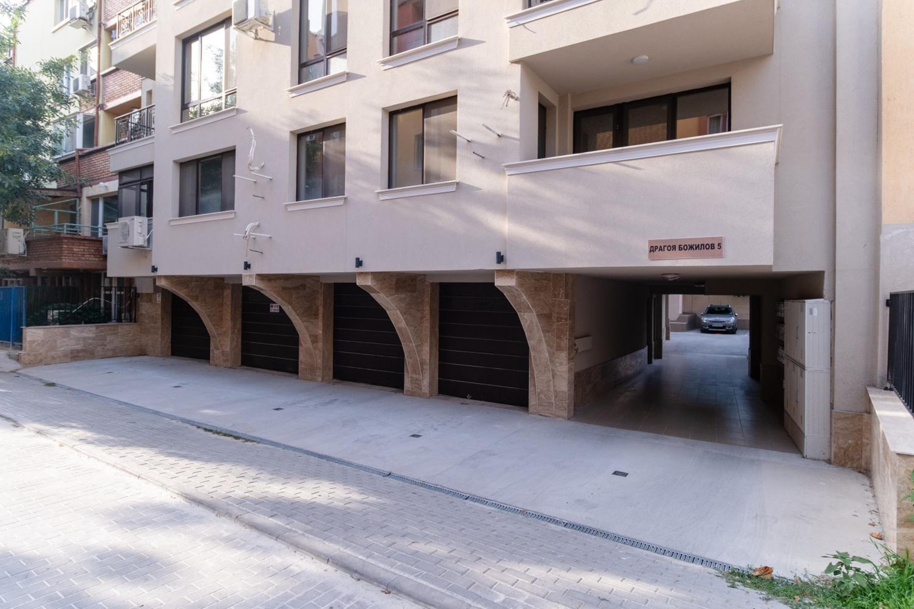 1-Bedroom apartment with Free Private parking