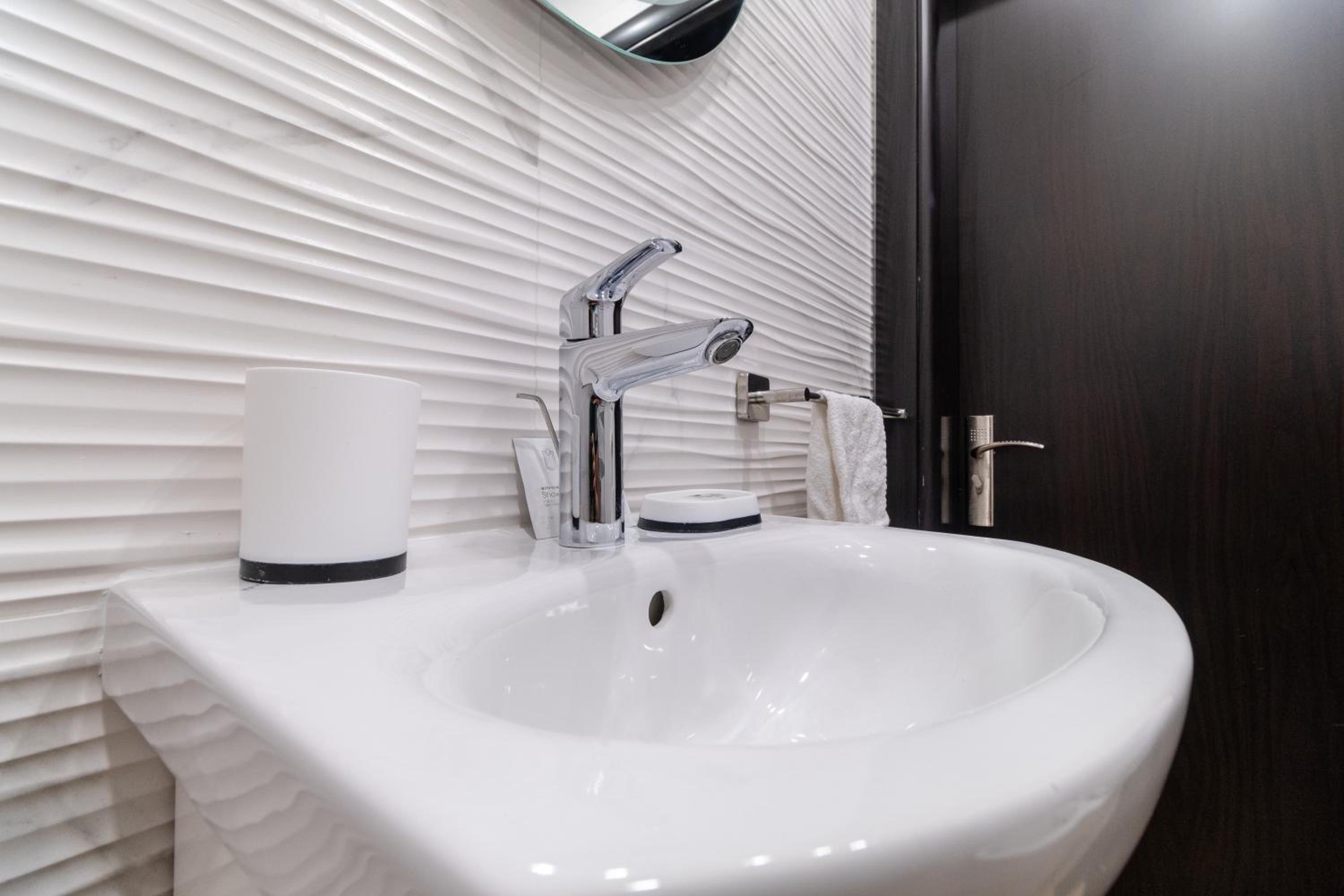1-Bedroom apartment with Free Private parking