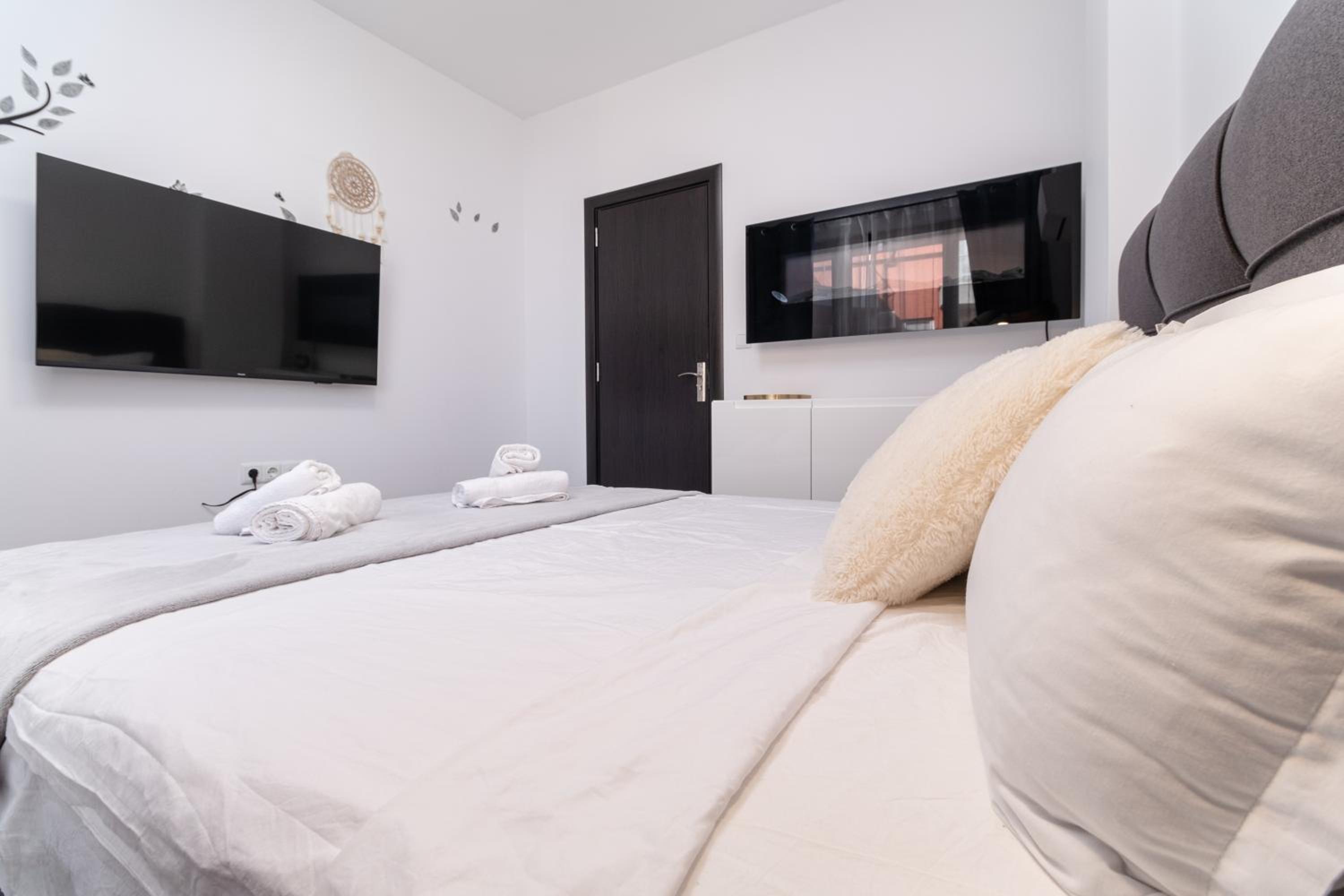 1-Bedroom apartment with Free Private parking