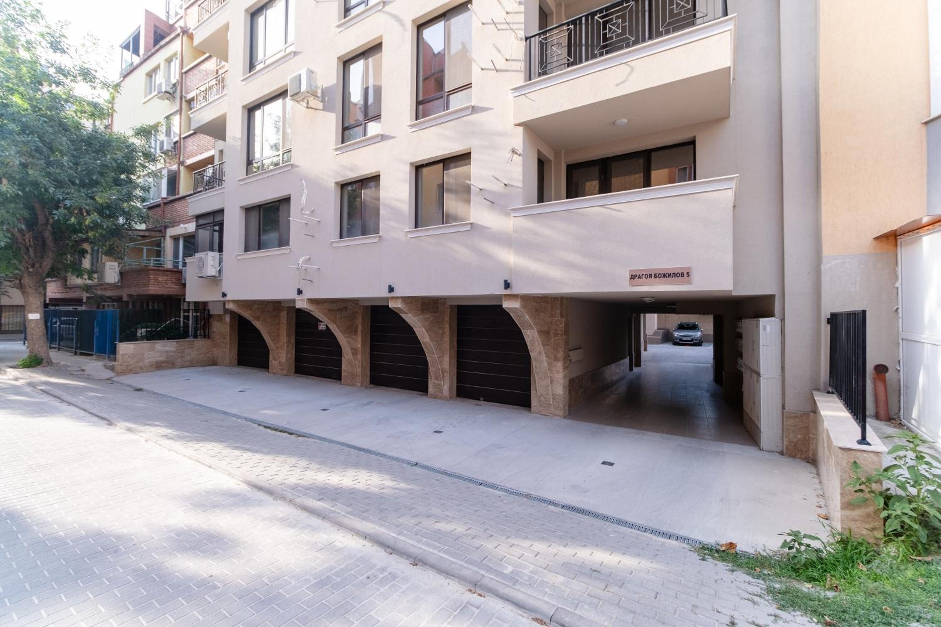 1-Bedroom apartment with Free Private parking