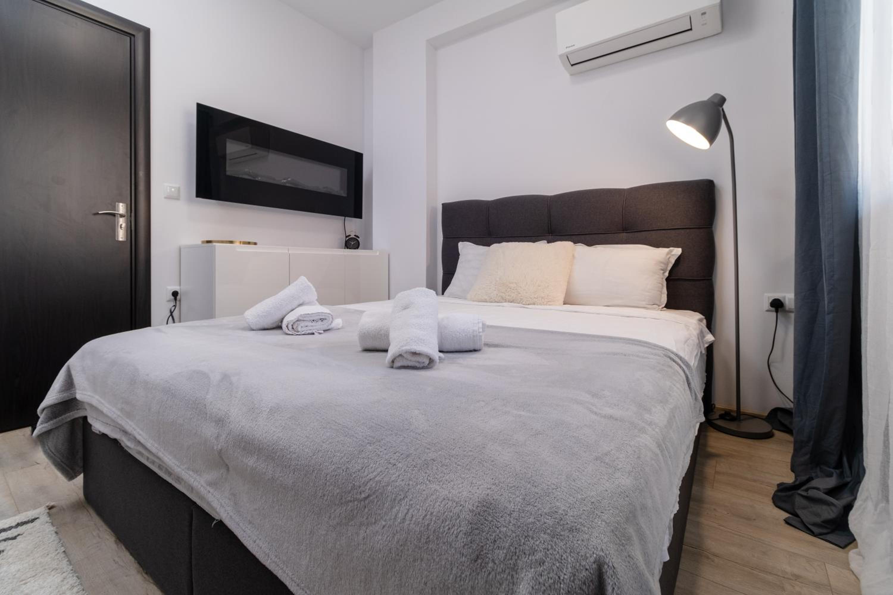 1-Bedroom apartment with Free Private parking