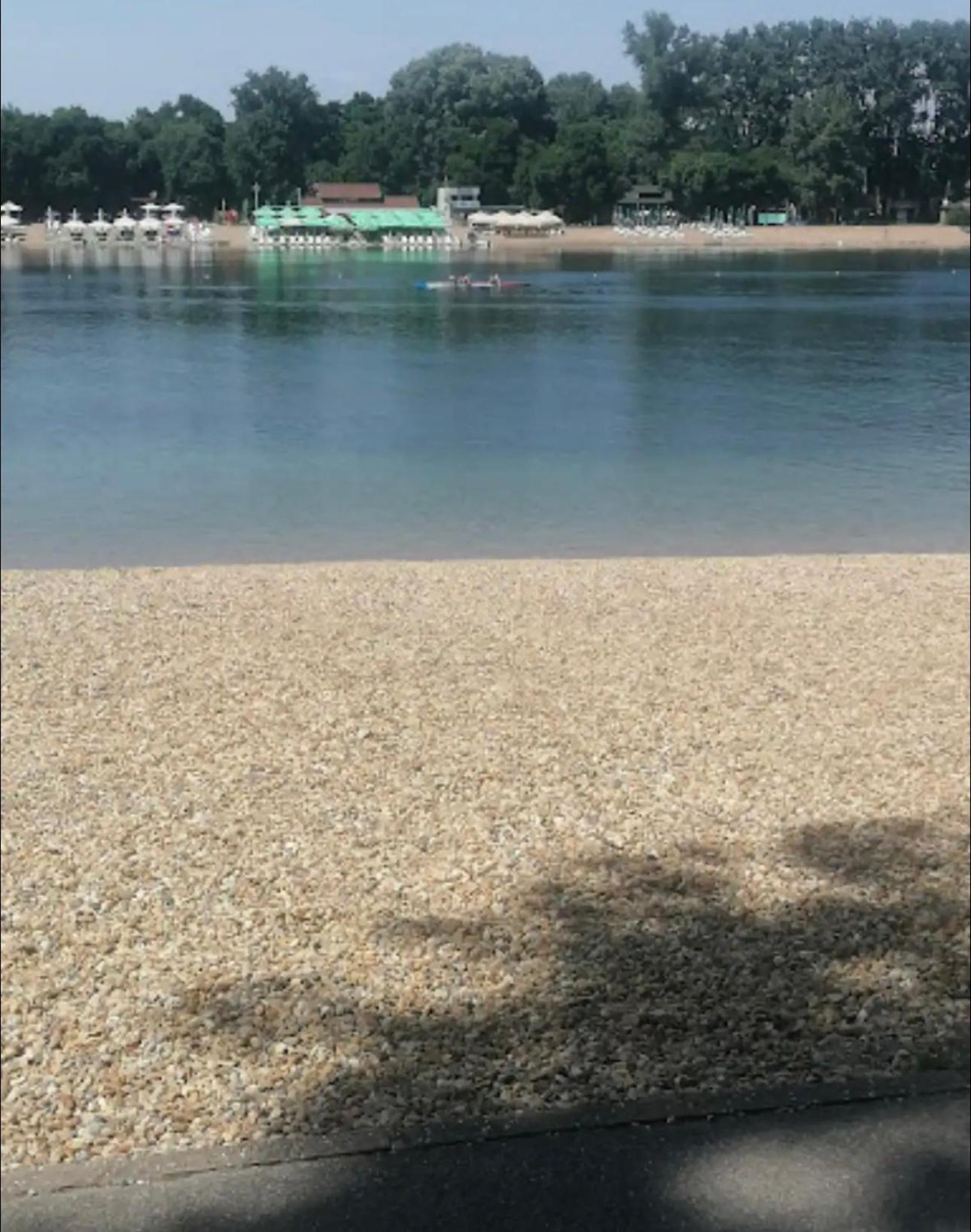 Luksuzan brod na obali reke view 3