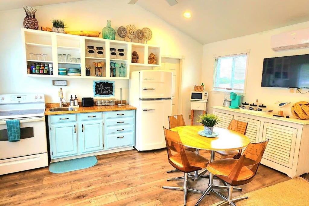 Cottage lake view with Deck and BBQ Grill view 4