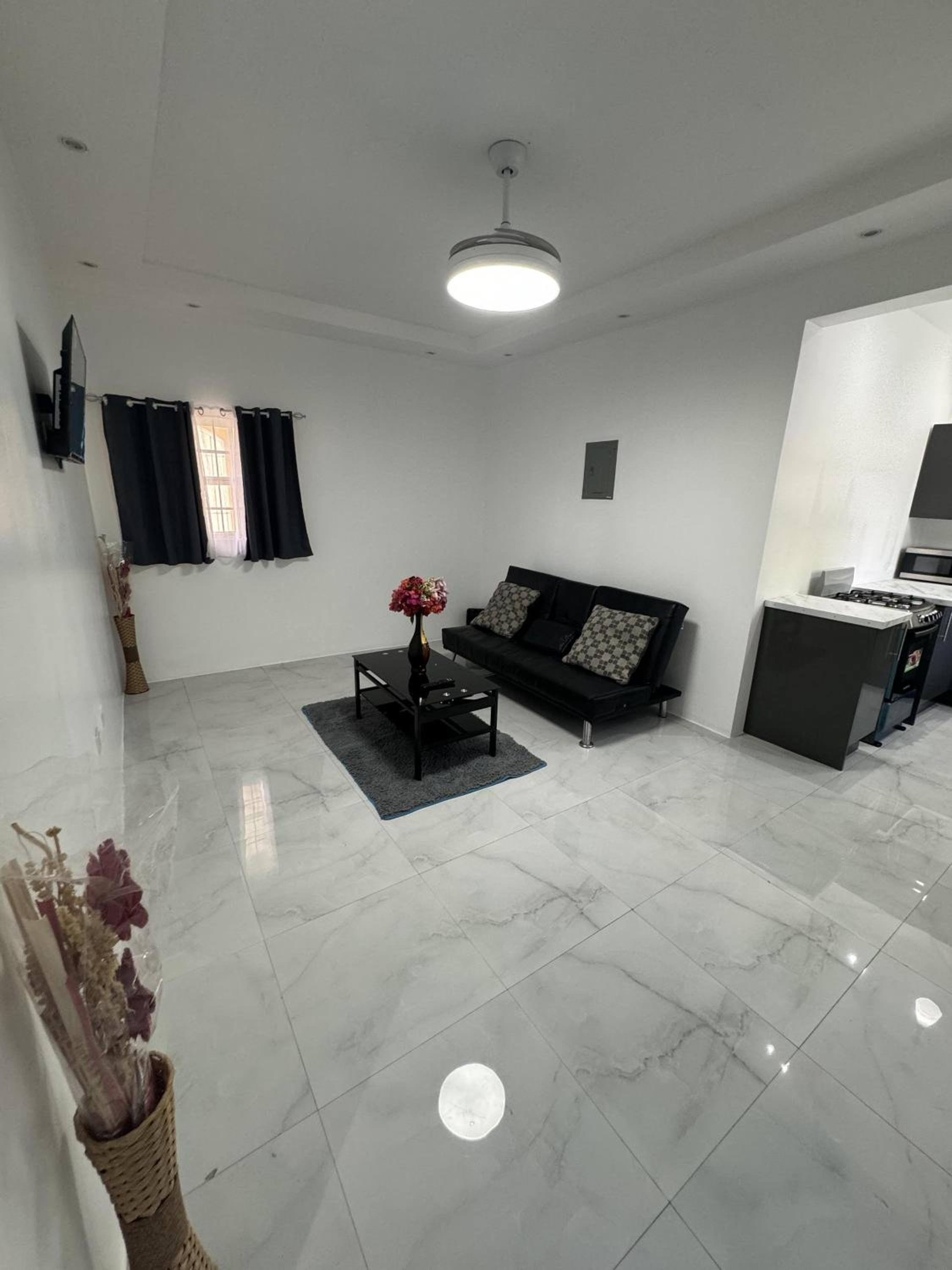 1 Bed - Sleeps 4 - Parking - 5 Min to Beach
