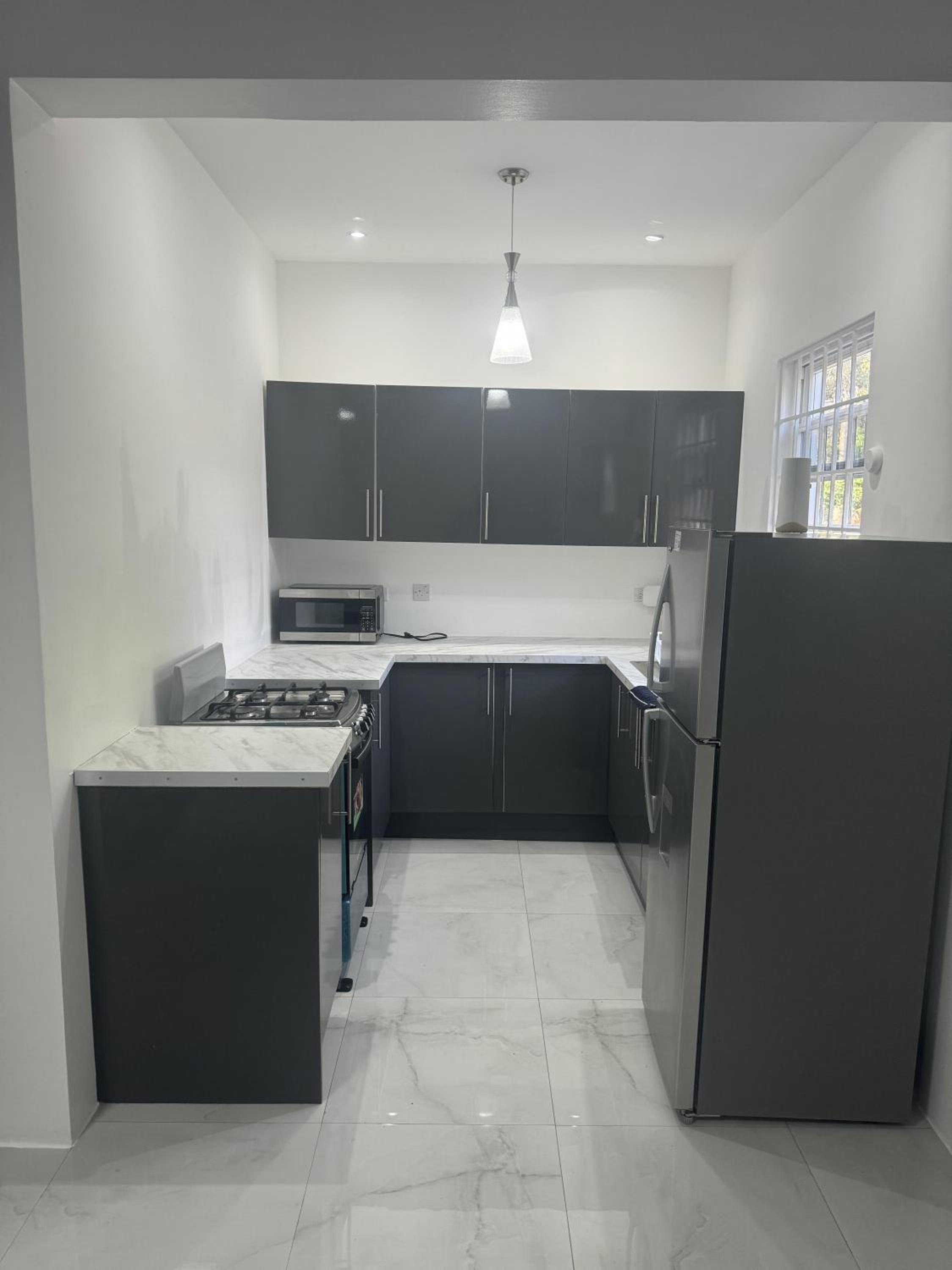 1 Bed - Sleeps 4 - Parking - 5 Min to Beach