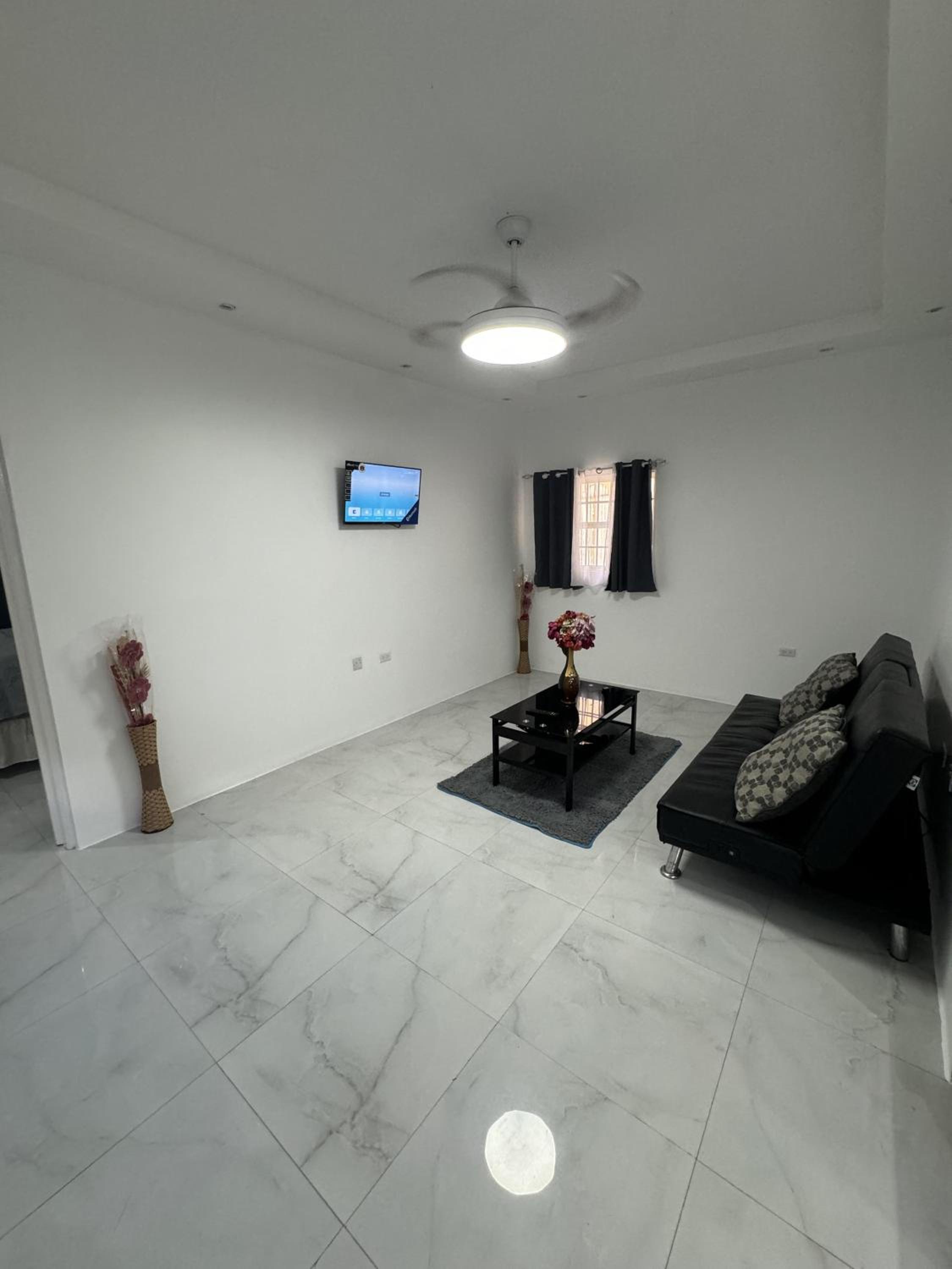 1 Bed - Sleeps 4 - Parking - 5 Min to Beach