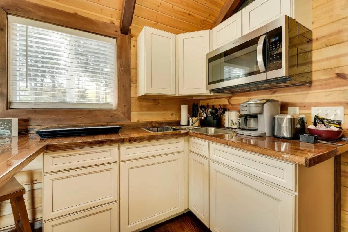 Indian Point Cabin 19 near SDC, Branson, and Table Rock Lake view 5