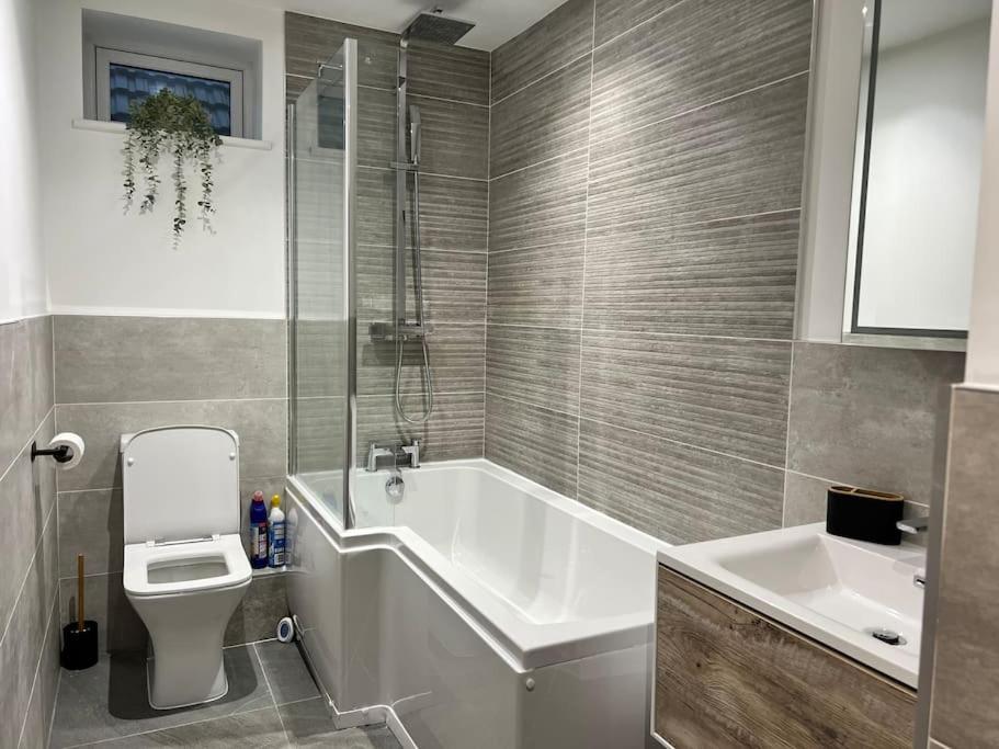 Comfy Modern APT - Sleeps 4 view 2