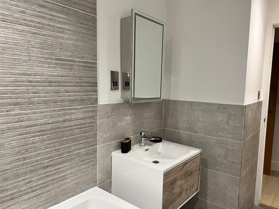 Comfy Modern APT - Sleeps 4 view 5