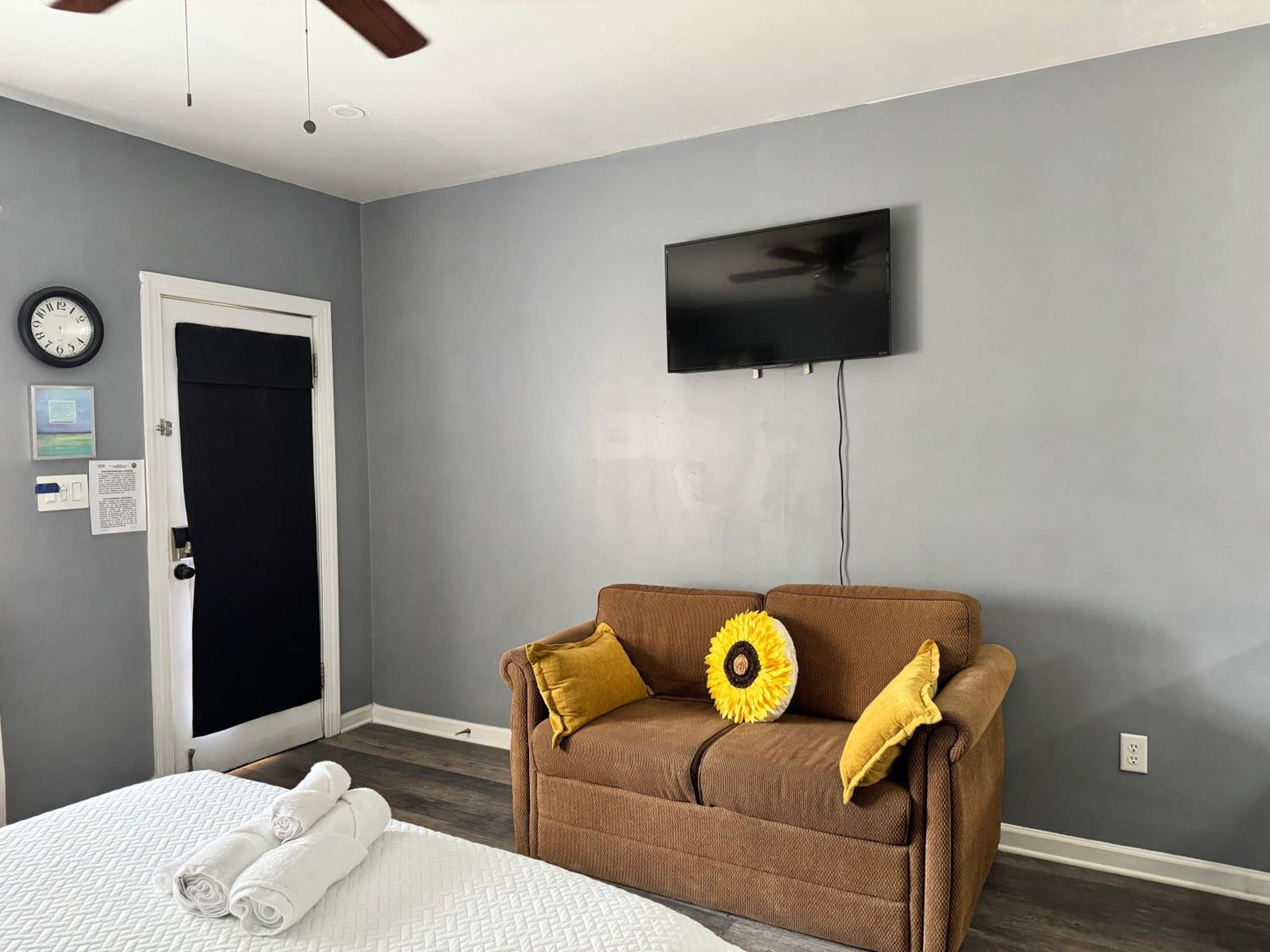 Budget friendly studio apt in historic Springfield view 2