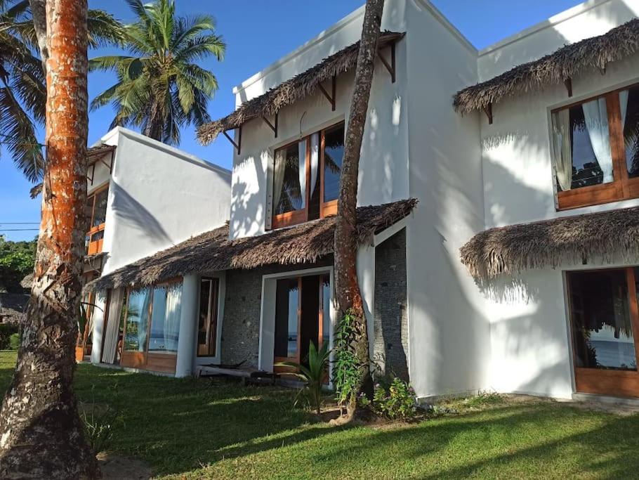 La Spiaggia, tropical villa with private beach view 4