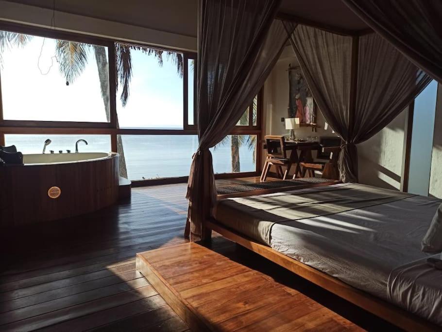 La Spiaggia, tropical villa with private beach view 3