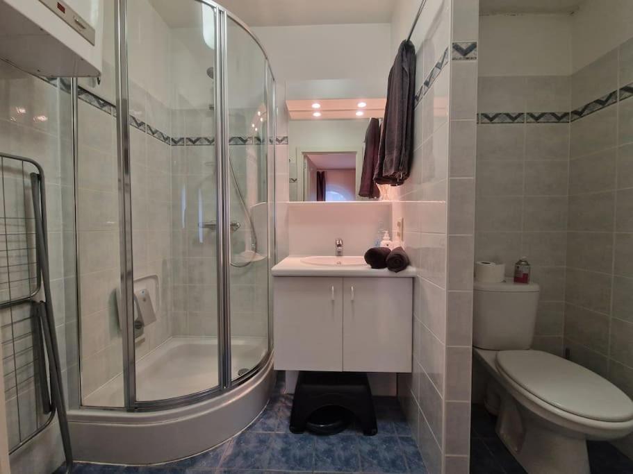 Cozy studio with pool close to the sea