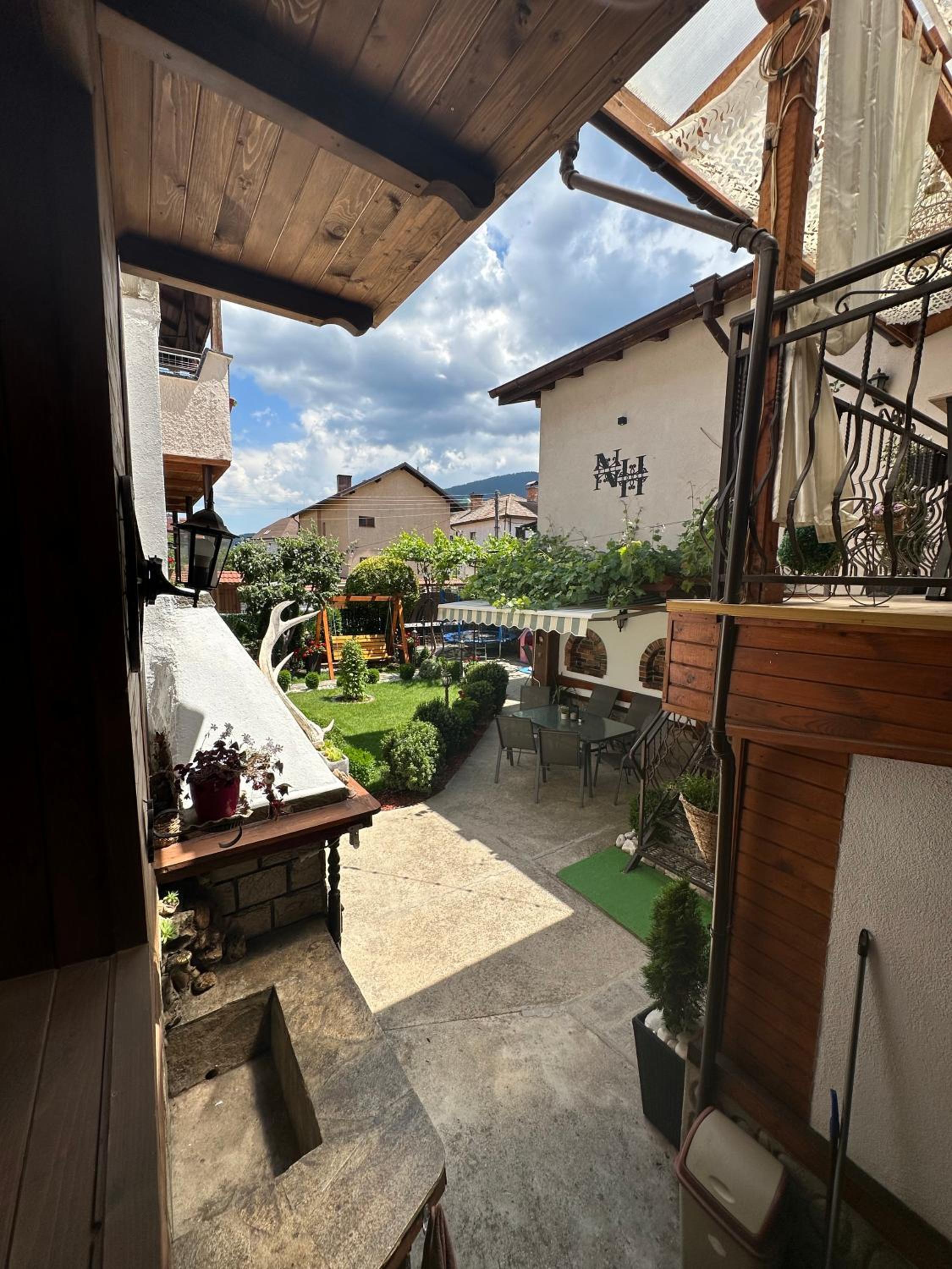 NIKI HOUSE