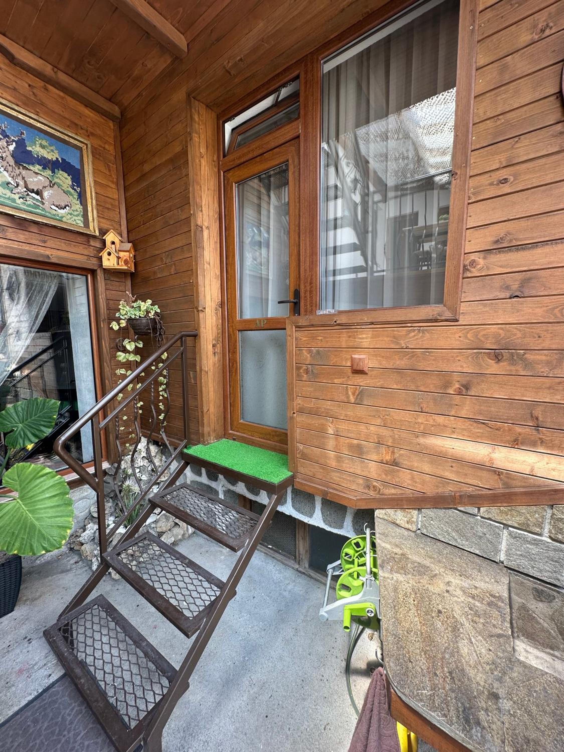 NIKI HOUSE