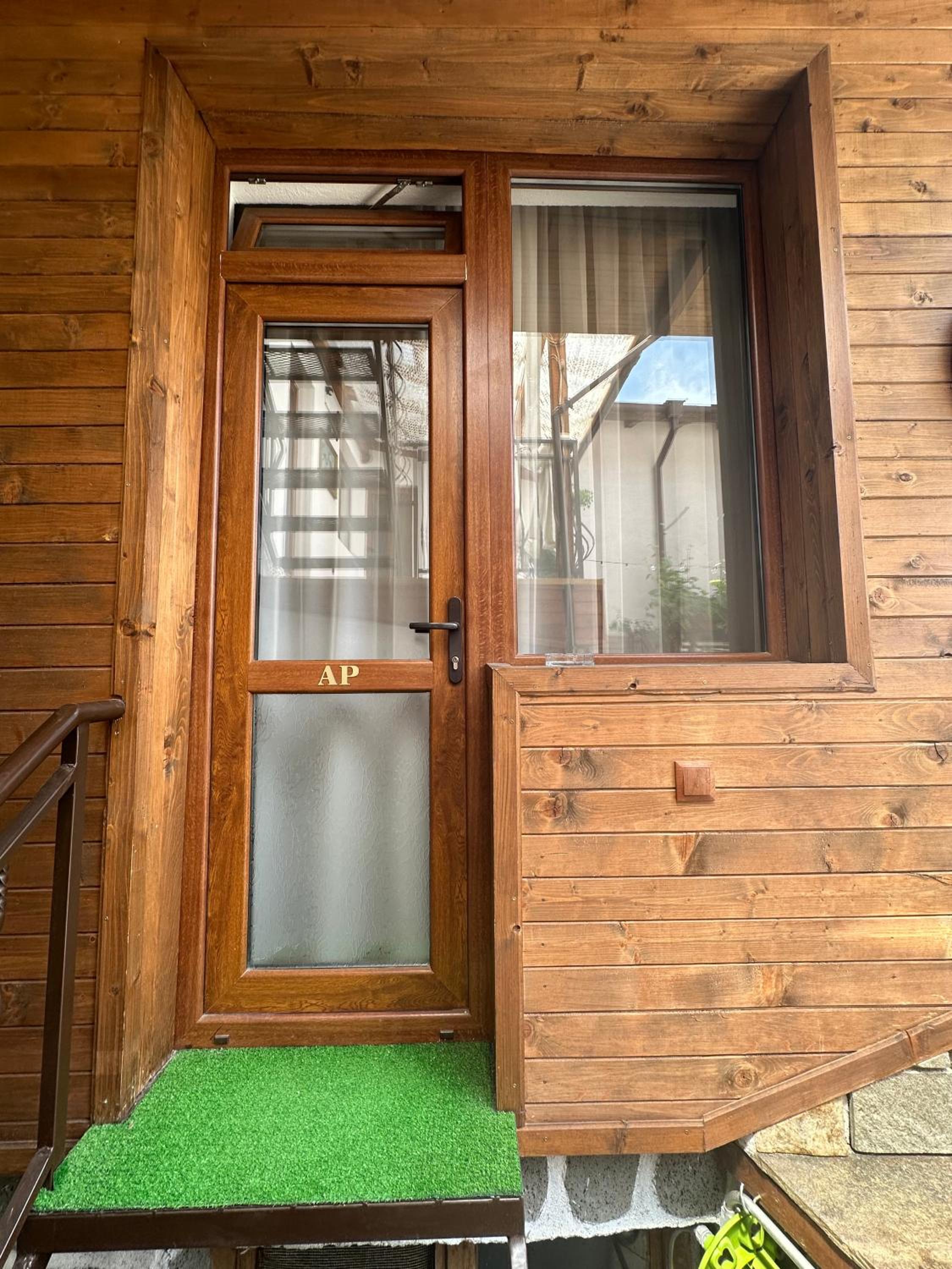 NIKI HOUSE