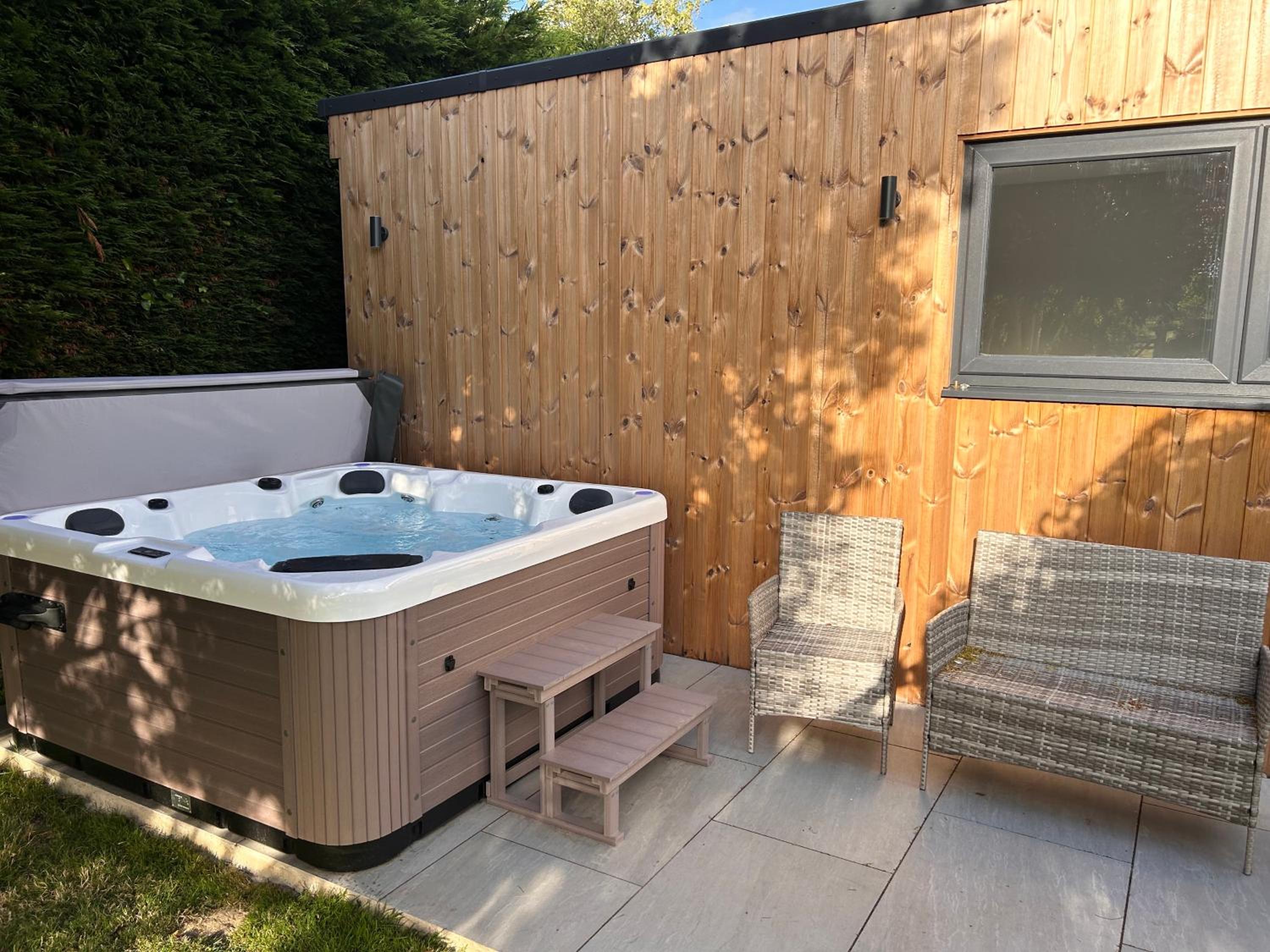 Court Lane Stables - Premium Rural Retreat with Hot Tub