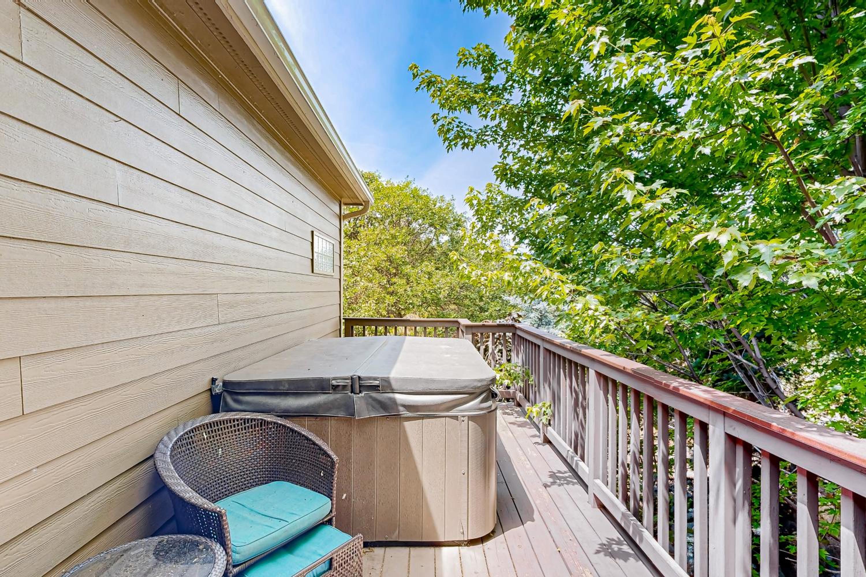 Hot Tub and Sauna! Outdoor Basecamp in Klamath Falls