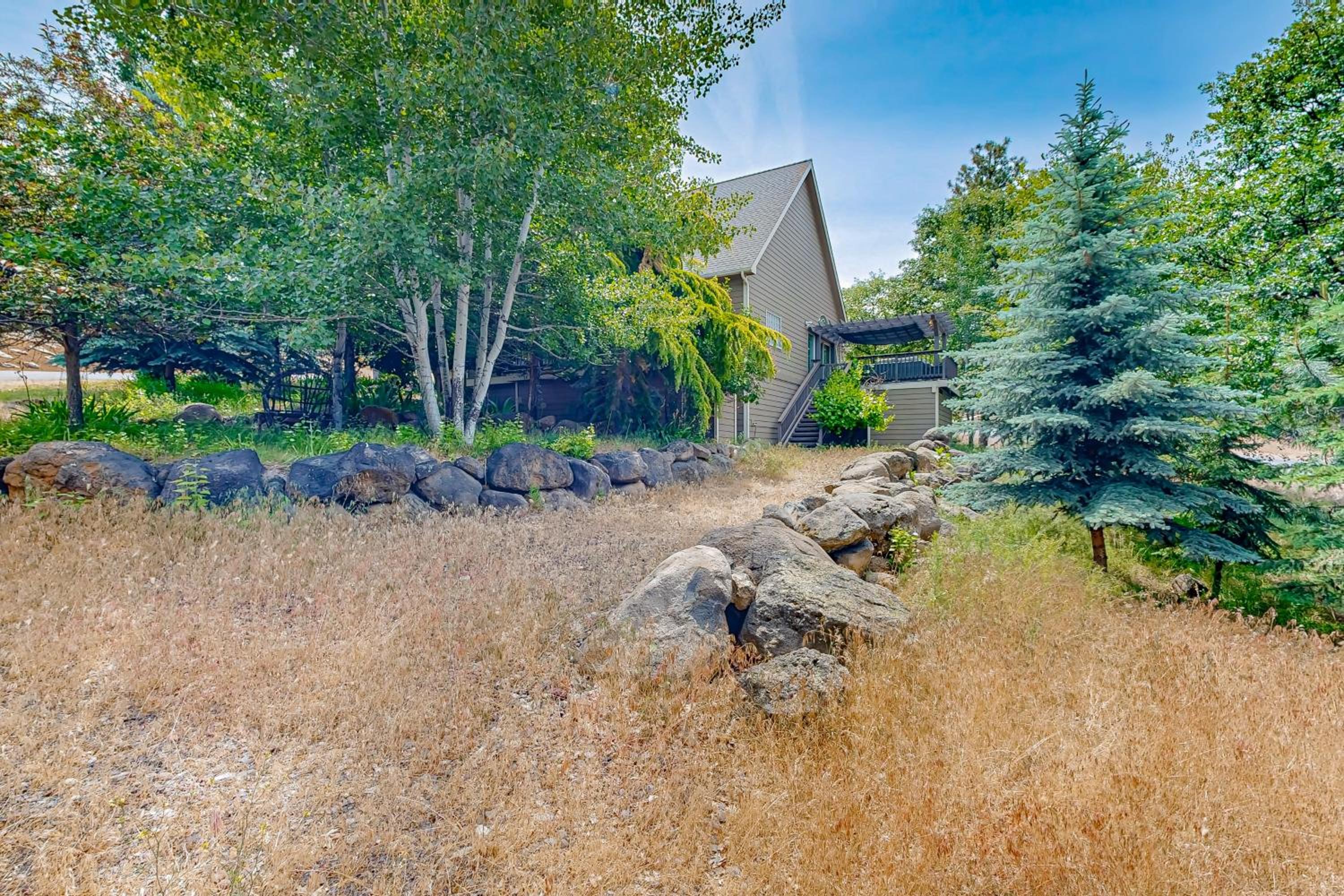 Hot Tub and Sauna! Outdoor Basecamp in Klamath Falls