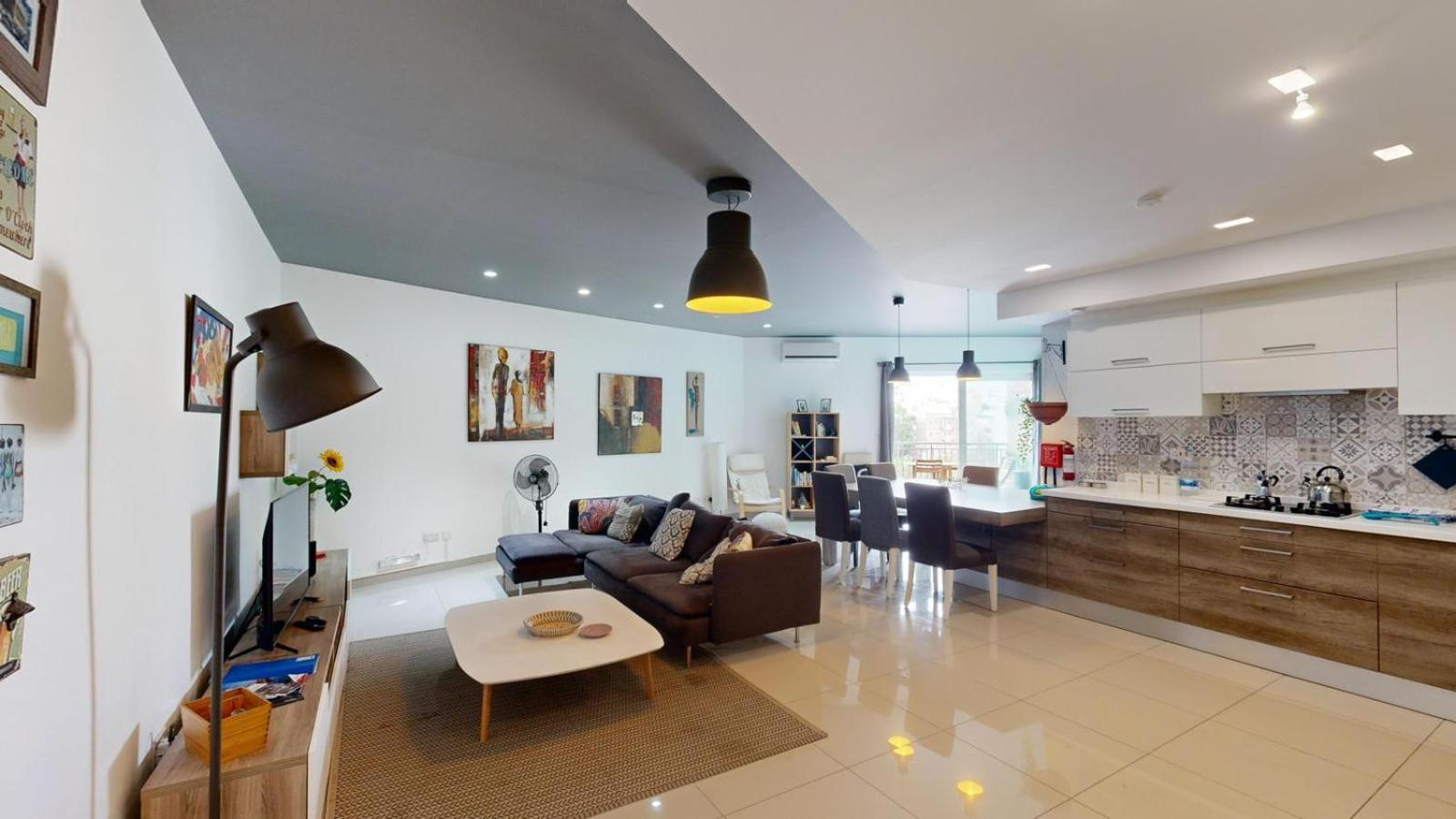 Urban Retreat Family Apartment with BBQ photo 2