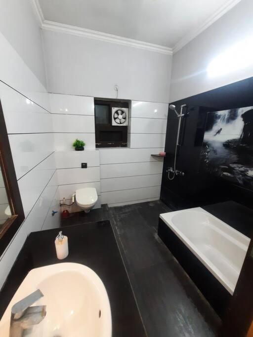 core2crust-3BHK Entire 1st Floor- Mall Road view 2