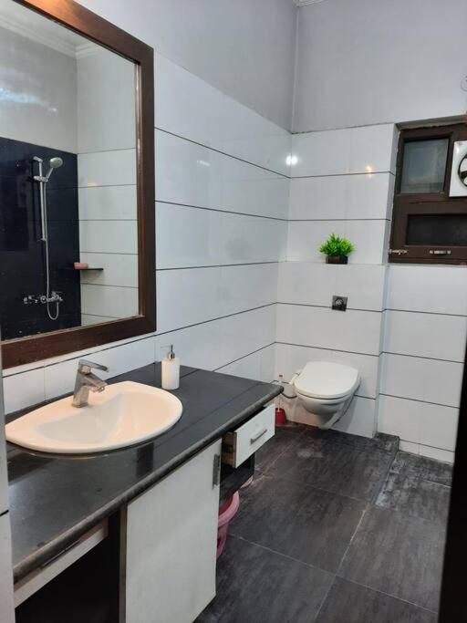 core2crust-3BHK Entire 1st Floor- Mall Road view 5