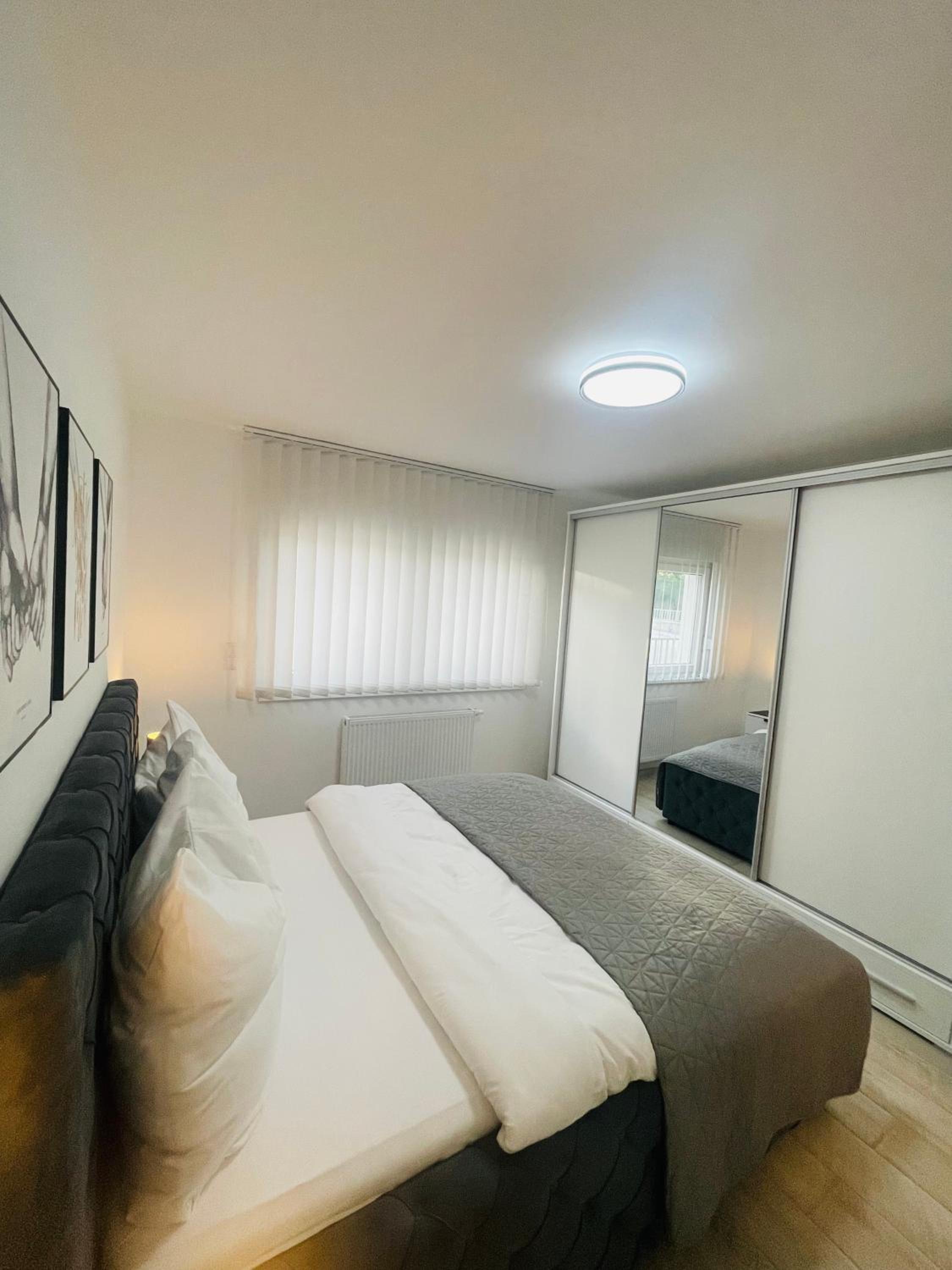 Happy Dreams Oasis Cazin, Modernes Apartment 60m2, WiFi & Balkon