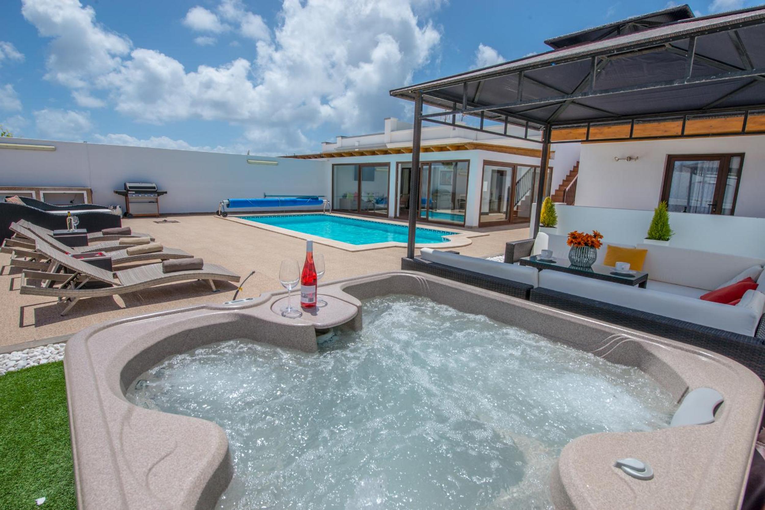 Villa Bonilla con piscina climatizada y jacuzzi