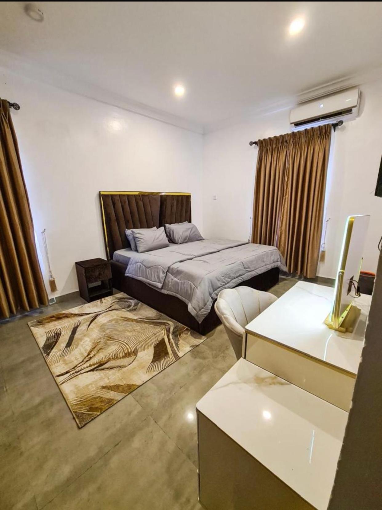 Apple apartment