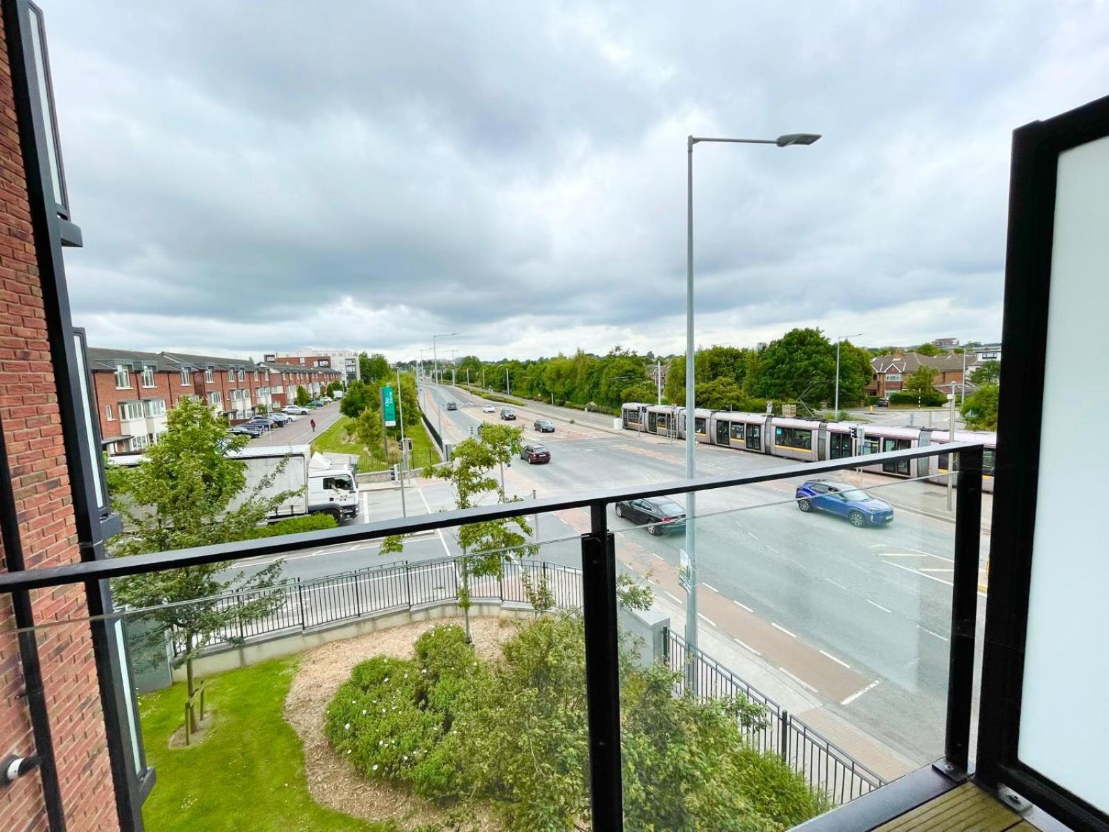 Wishie Homes- Entire Unit next to Luas Train Stop