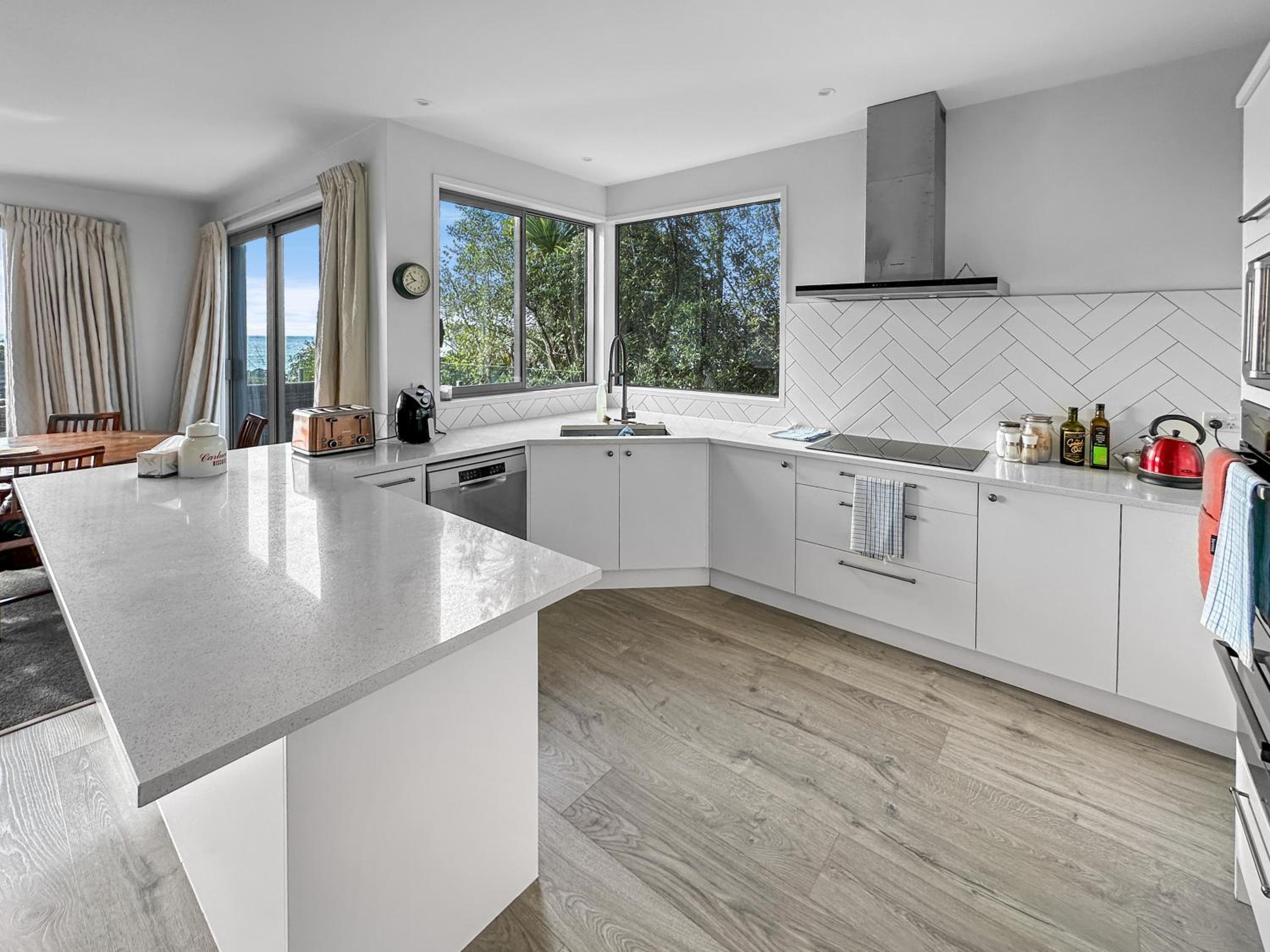 Murrays Gem l Modern 4bed Stunner l Sea View & Spa! photo 4