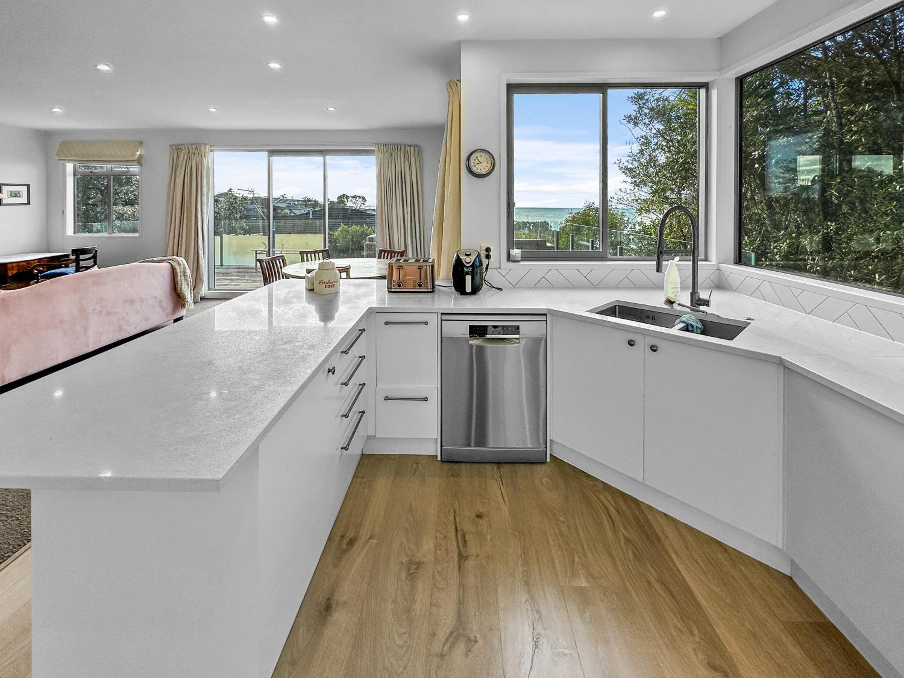 Murrays Gem l Modern 4bed Stunner l Sea View & Spa! photo 3