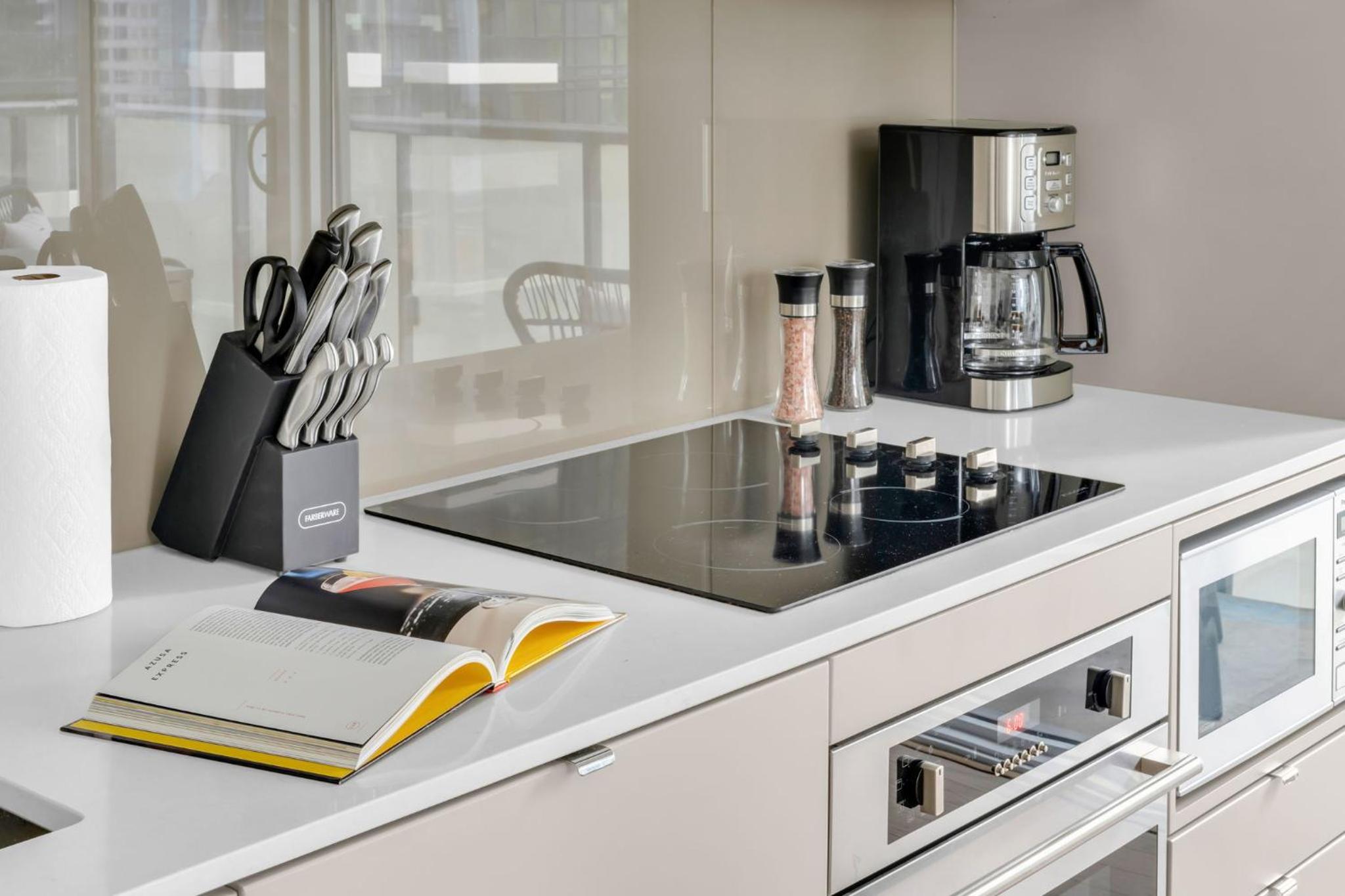 Bespoke 1BR Suite Entertainment District