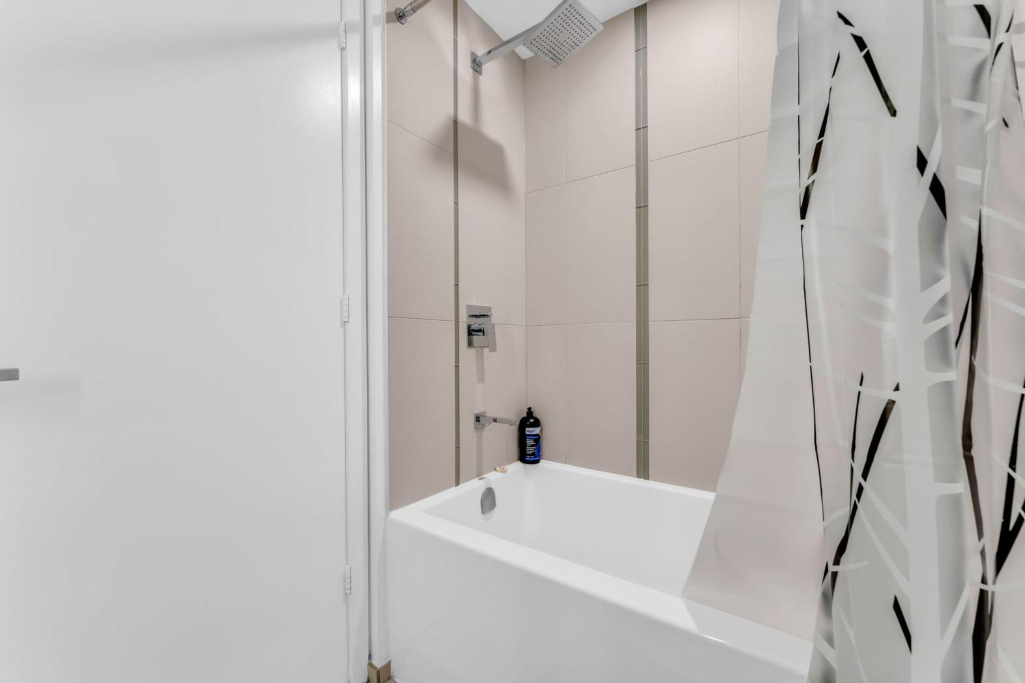 Bespoke 1BR Suite Entertainment District