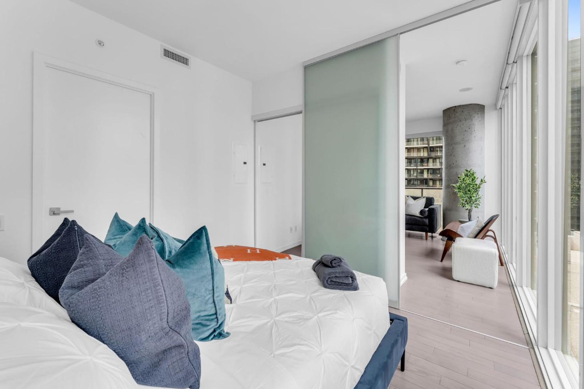 Bespoke 1BR Suite Entertainment District
