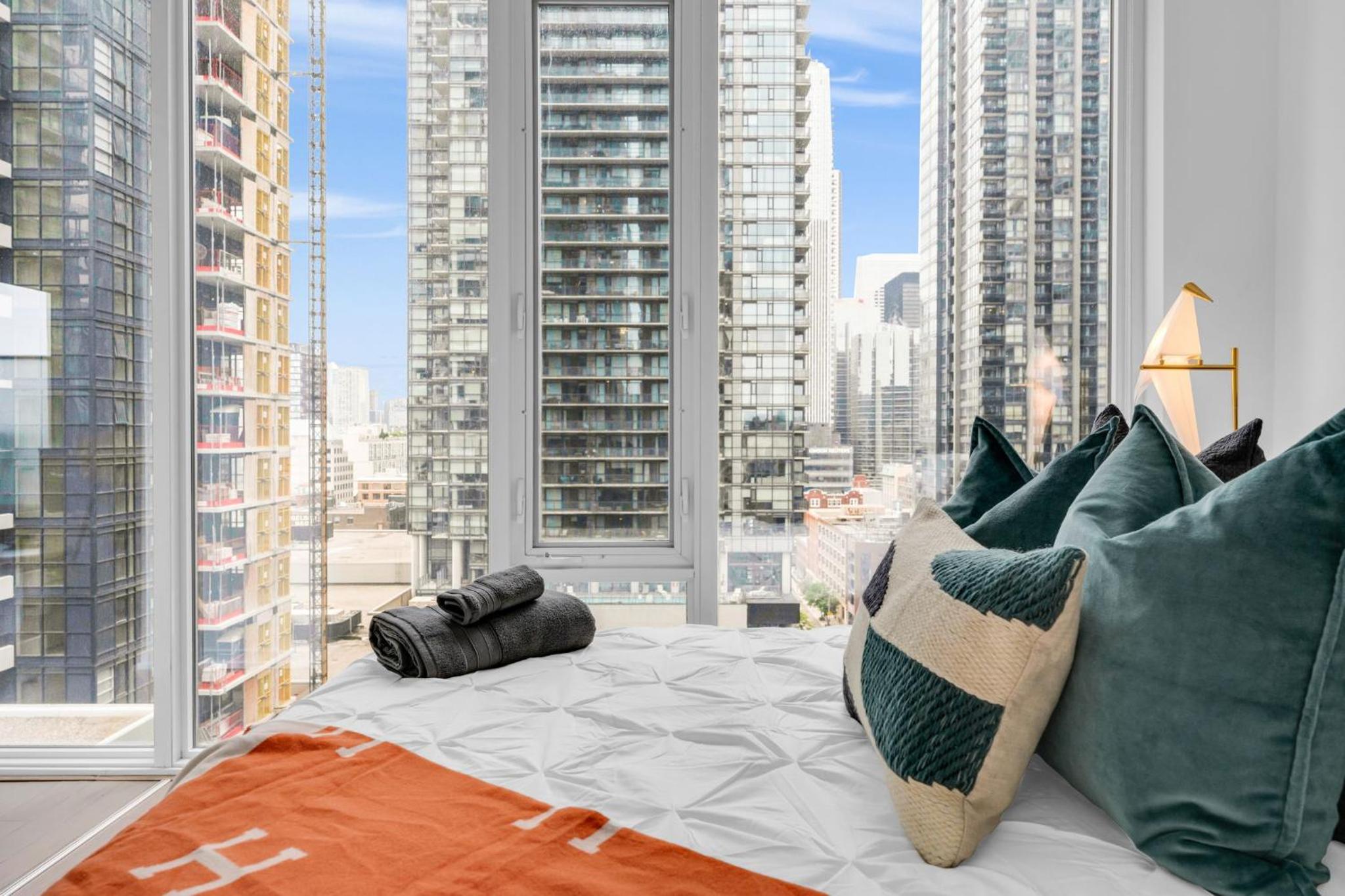 Bespoke 1BR Suite Entertainment District