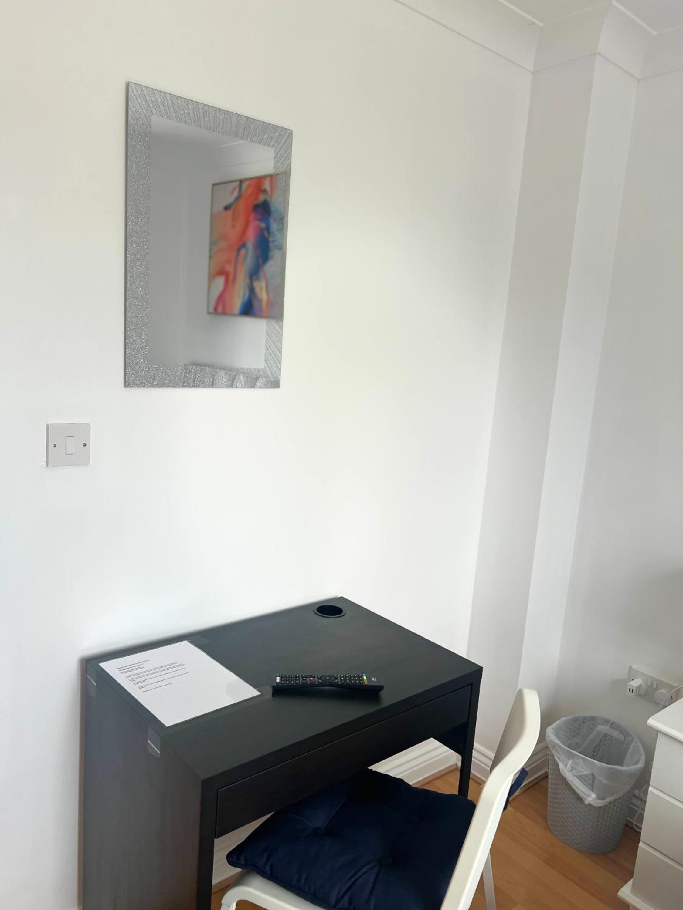 Luxury Rooms And An En-Suite Room With Free WI-FI Clarendon Way view 4