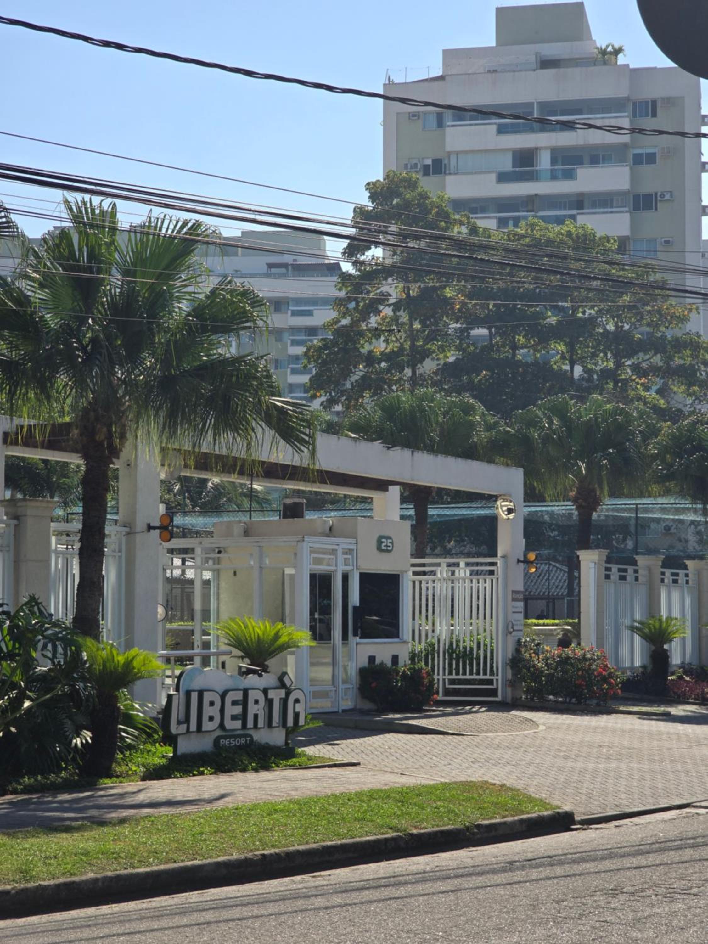 2 qrts c suíte, ar condicionado, piscina infantil e adulto, parquinho, estacionamento privativo, portaria 24hrs, self checkin, indicado pra família c crian
