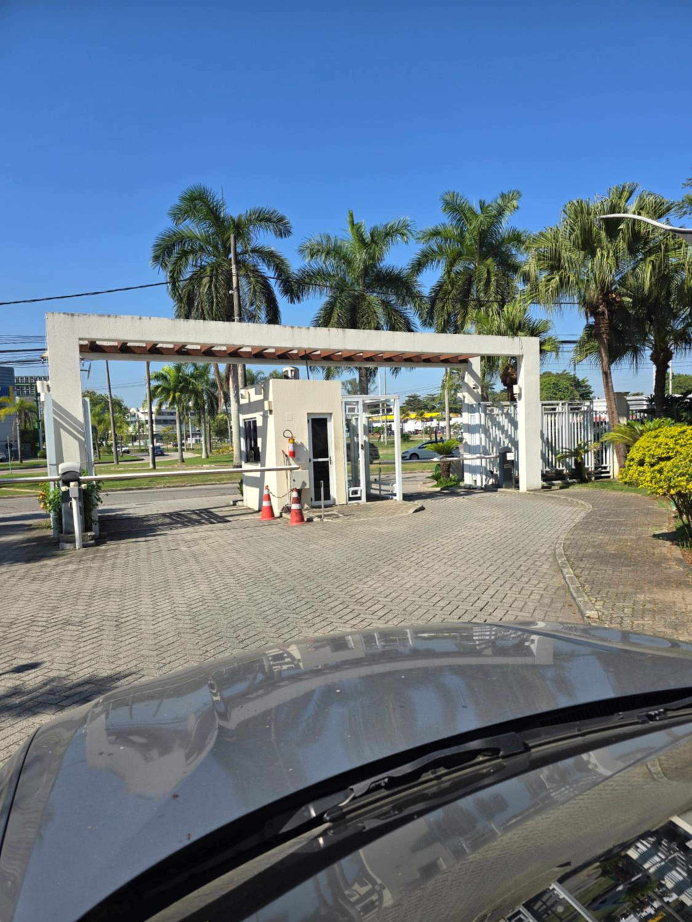 2 qrts c suíte, ar condicionado, piscina infantil e adulto, parquinho, estacionamento privativo, portaria 24hrs, self checkin, indicado pra família c crian