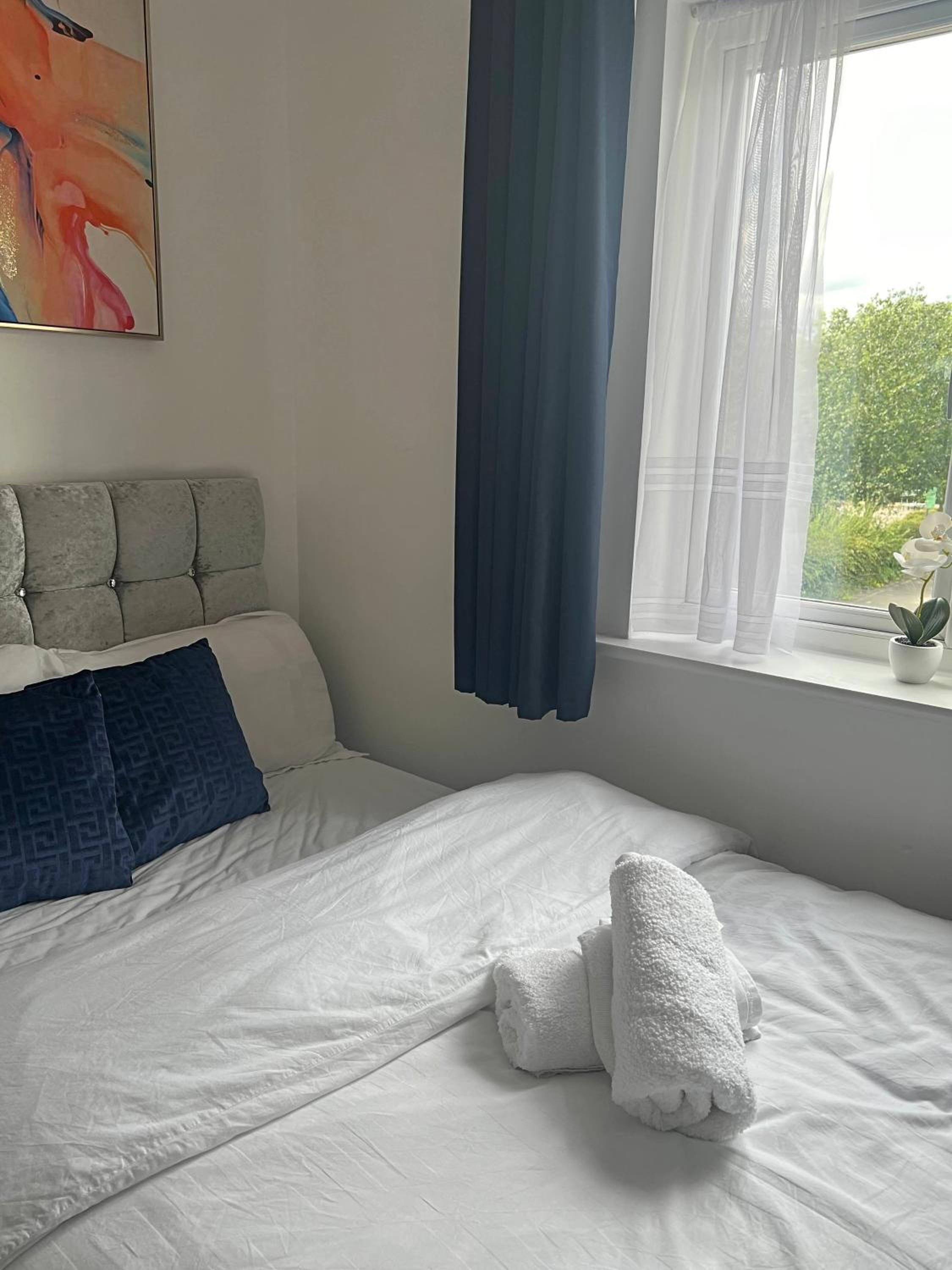 Luxury Rooms And An En-Suite Room With Free WI-FI Clarendon Way view 3