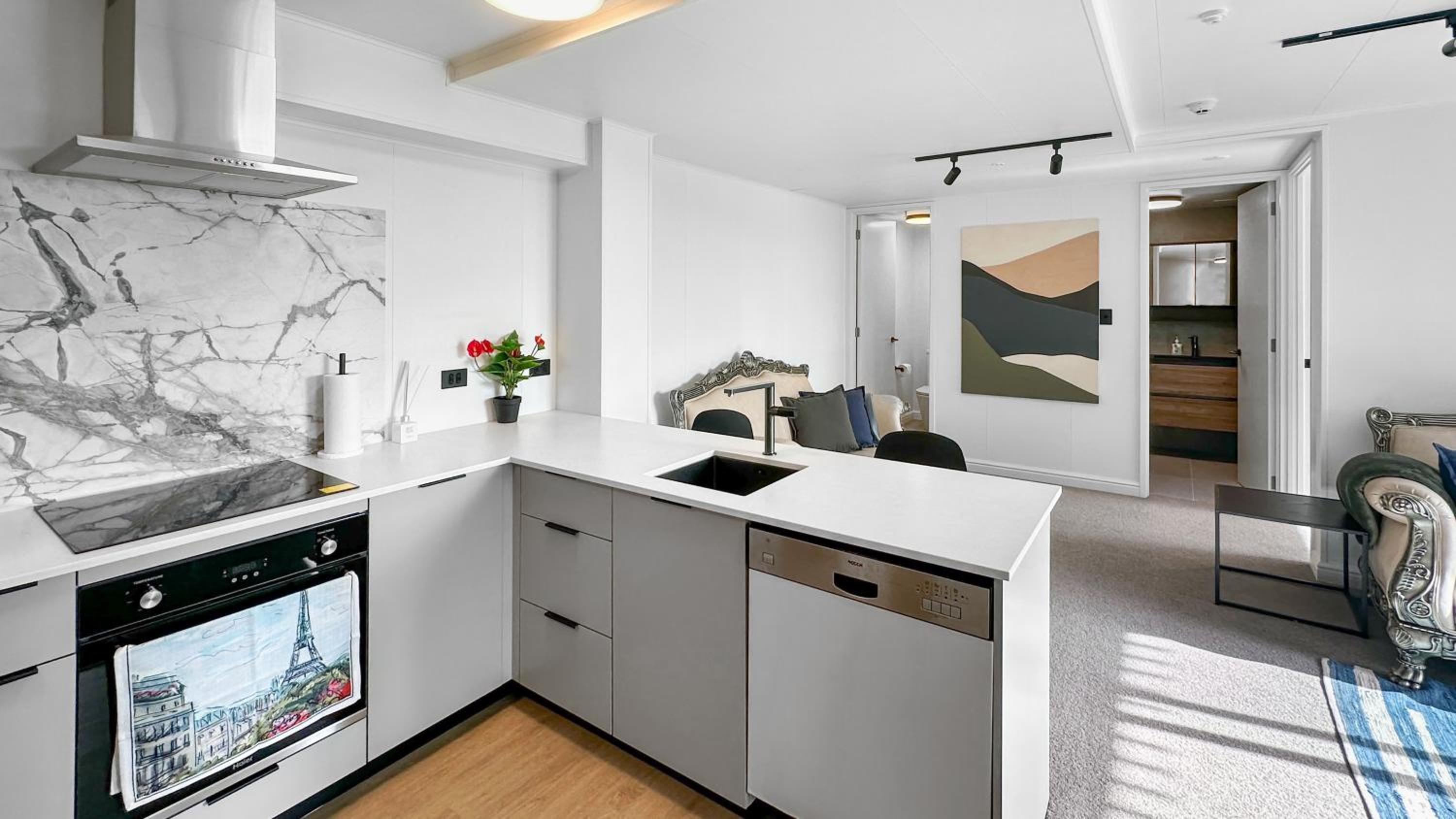 Epsom Luxury l Newly Built l Amazing 2bed Apt view 2