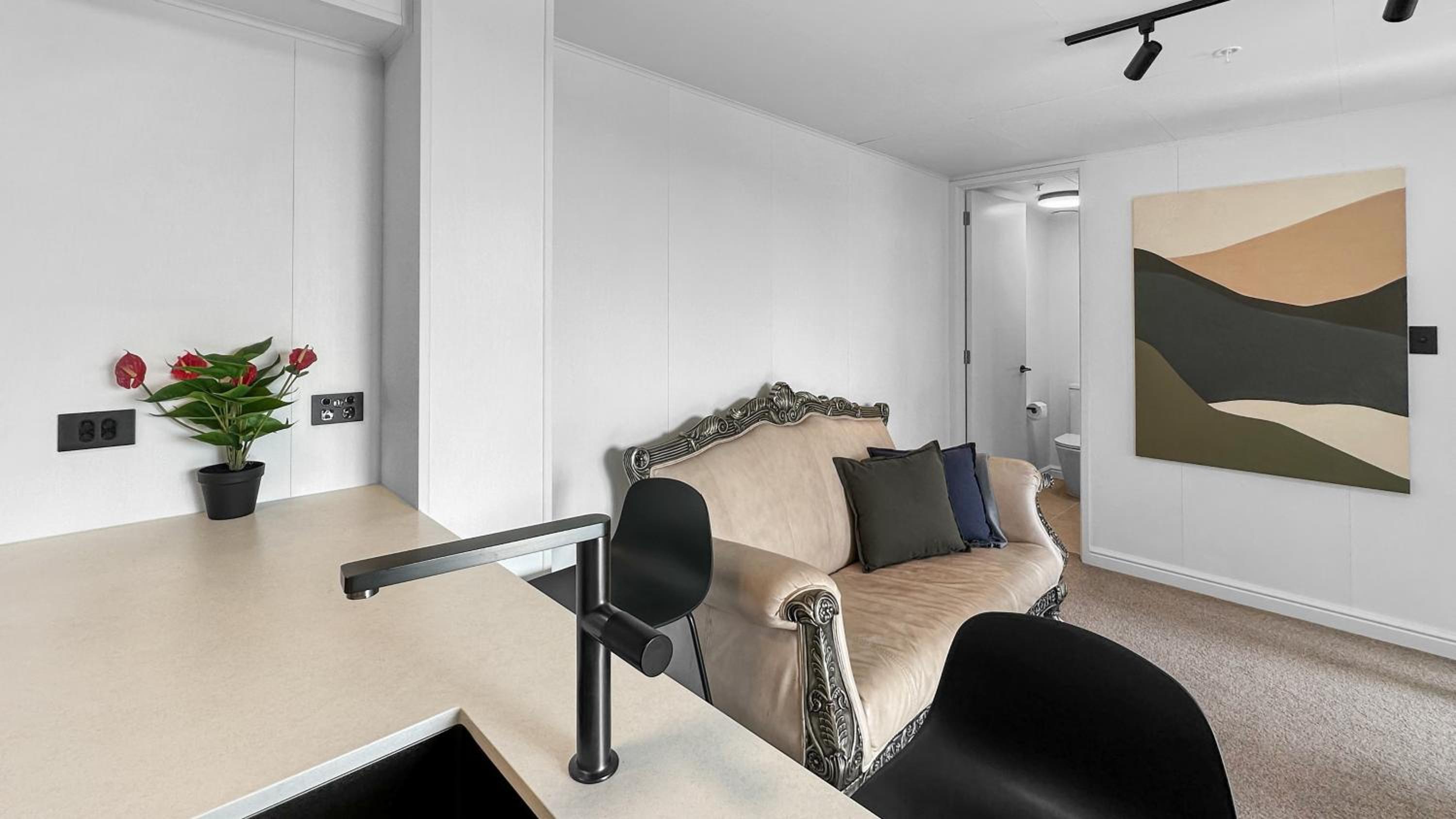 Epsom Luxury l Newly Built l Amazing 2bed Apt view 3