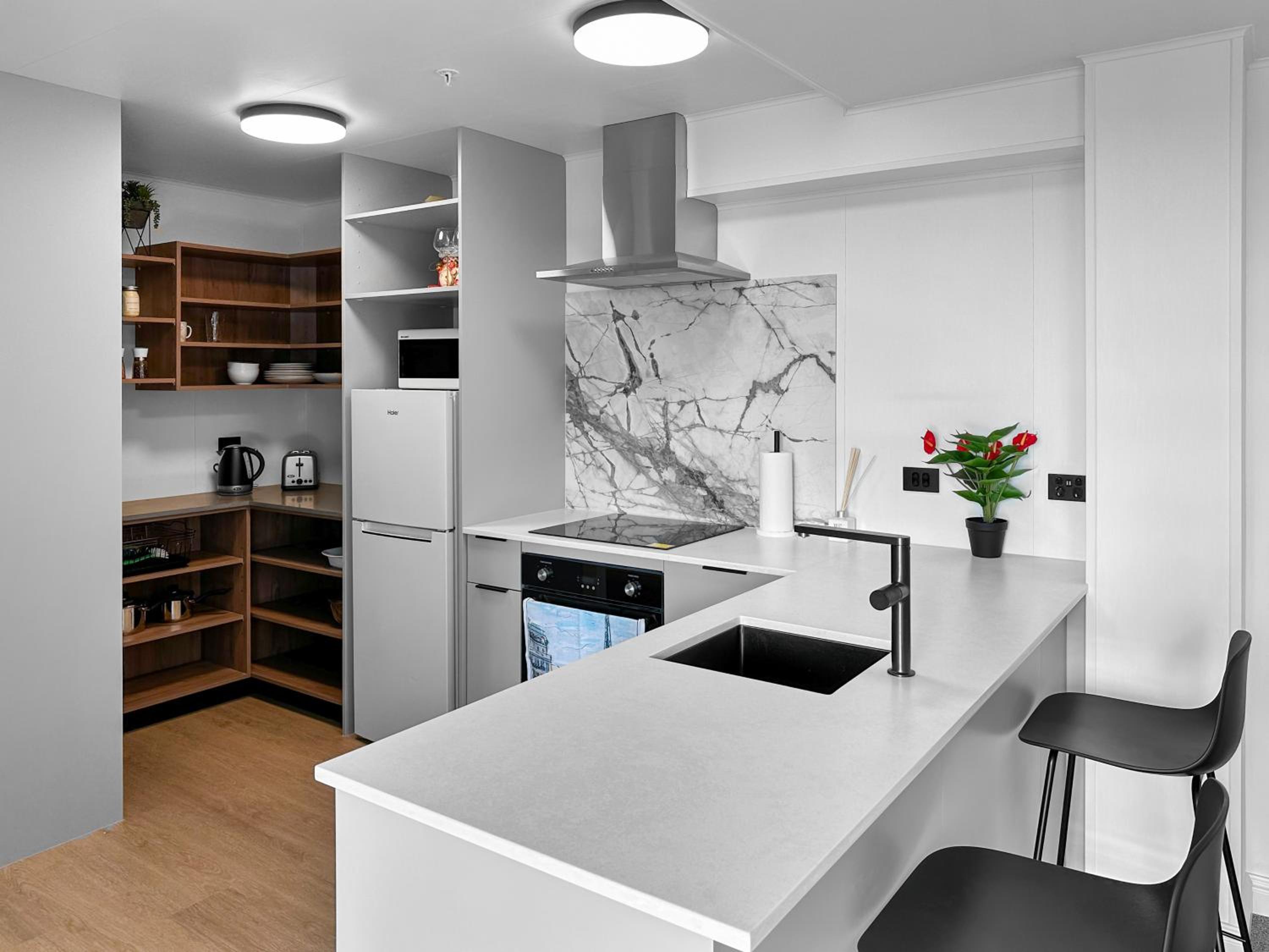 Epsom Luxury l Newly Built l Amazing 2bed Apt view 4