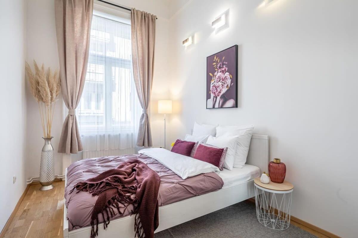 Very Central Large Home with Air Conditioning view 2