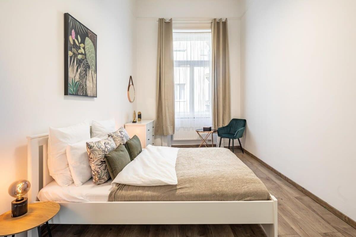 Very Central Large Home with Air Conditioning view 5