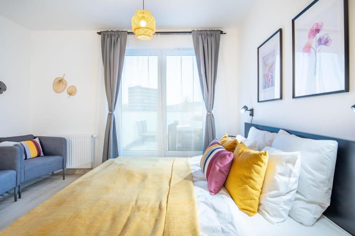 Modern bright central place with terrace