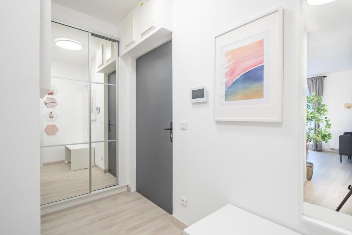 Modern bright central place with terrace