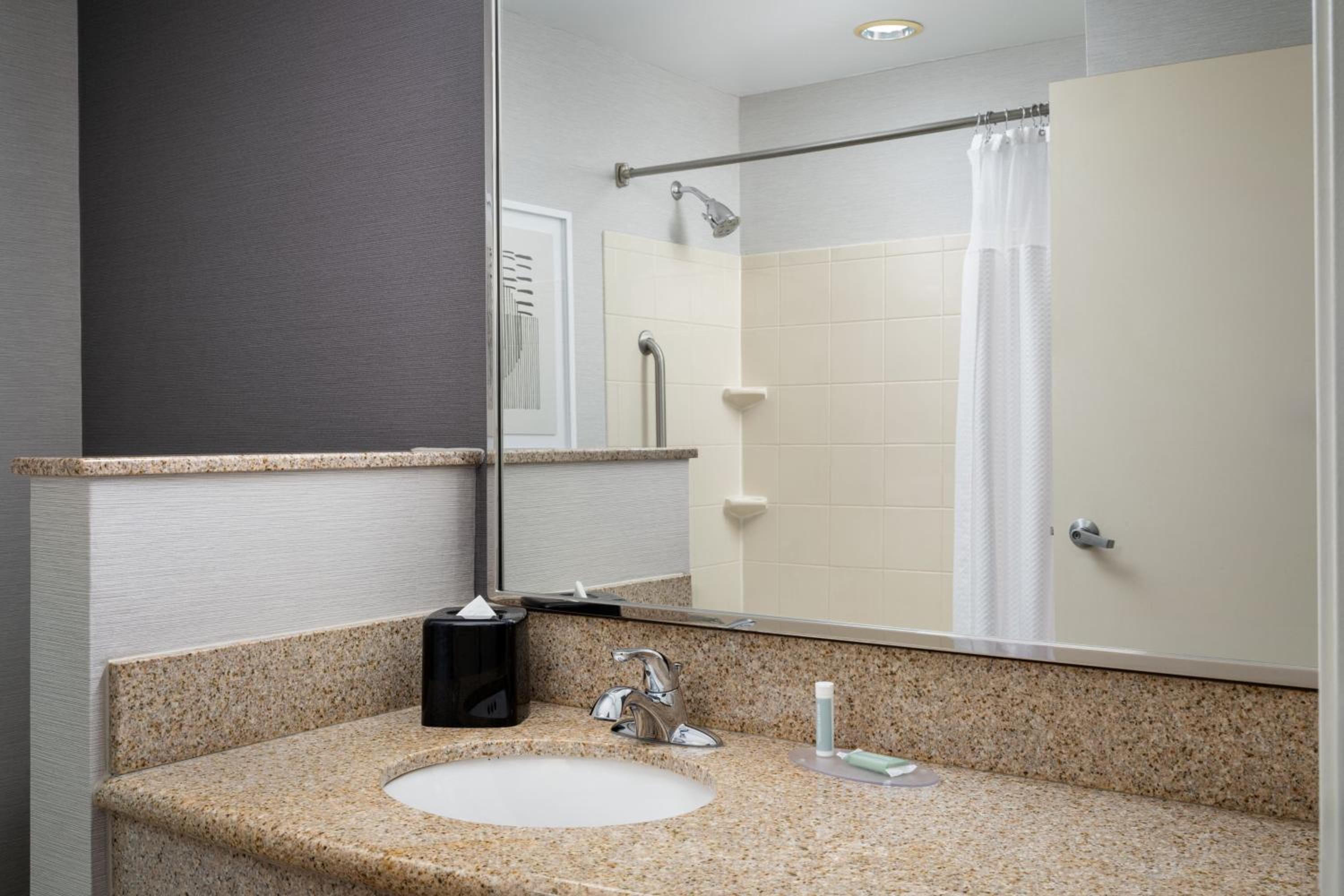 Kingston Vacations - Courtyard by Marriott Kingston - Property Image 41
