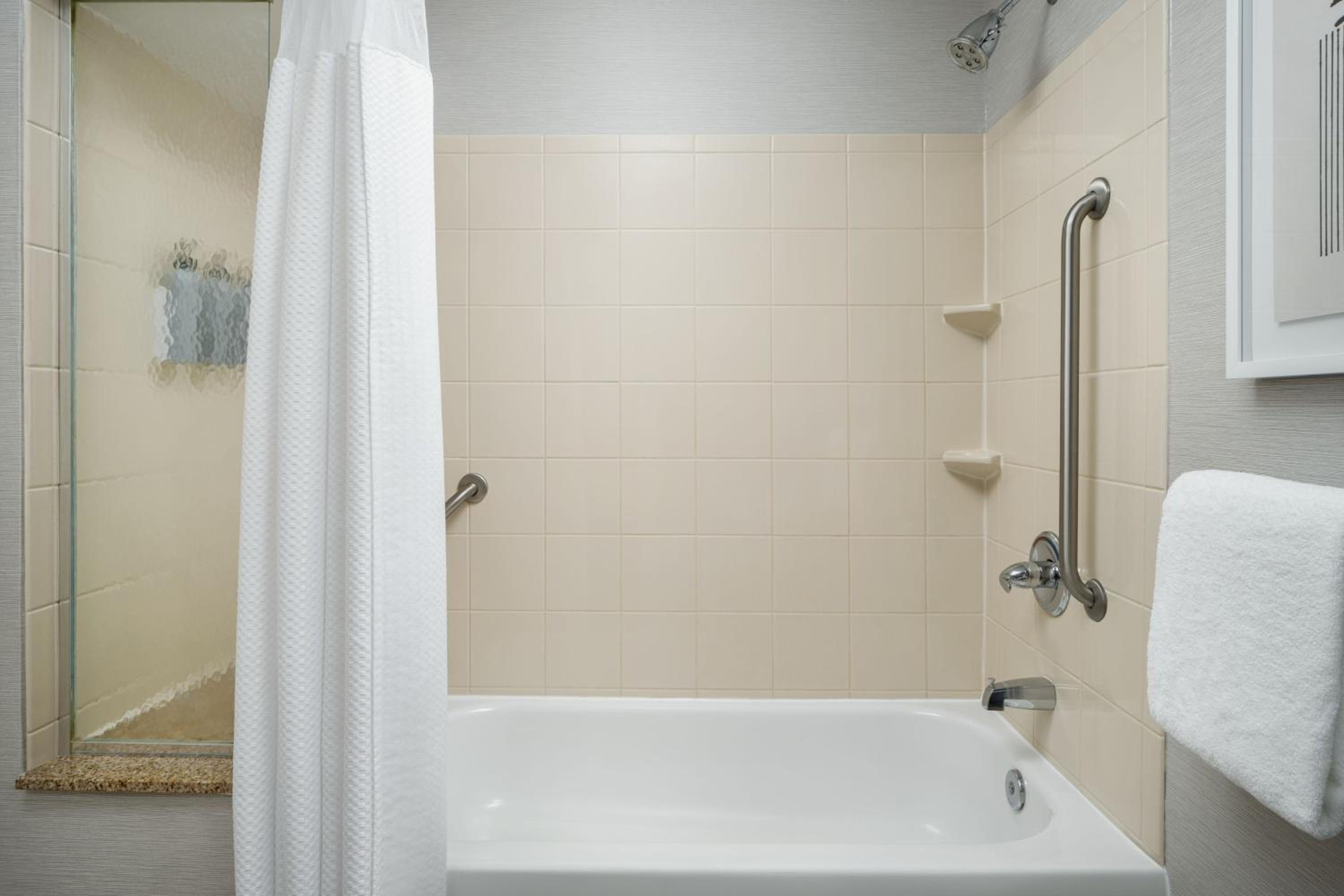 Kingston Vacations - Courtyard by Marriott Kingston - Property Image 30